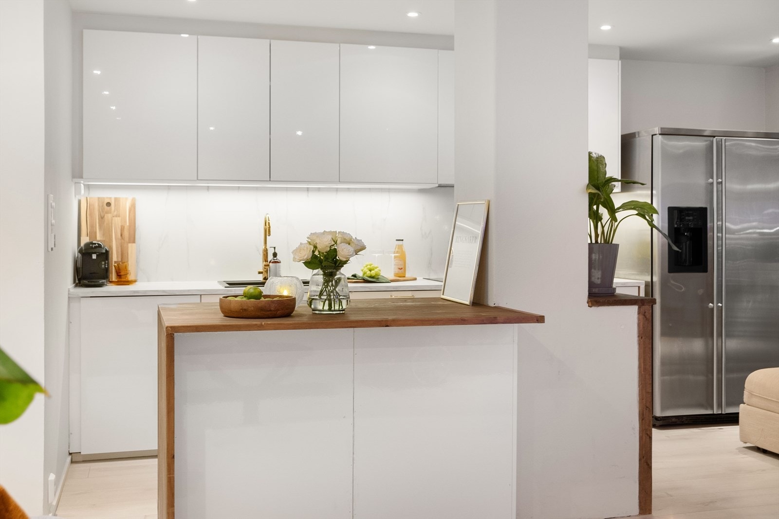 Praktisk kjøkkenøy gir ekstra benkeplass og et naturlig skille mellom stue og kjøkken. Galleribilde