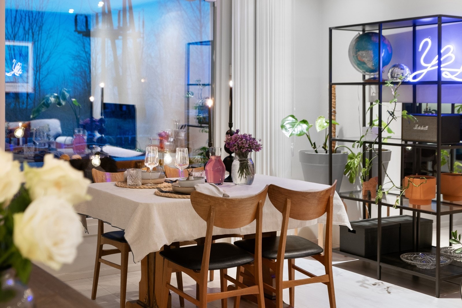 Oppholdsrommet innbyr til avslappende stunder og sosiale sammenkomster. Galleribilde