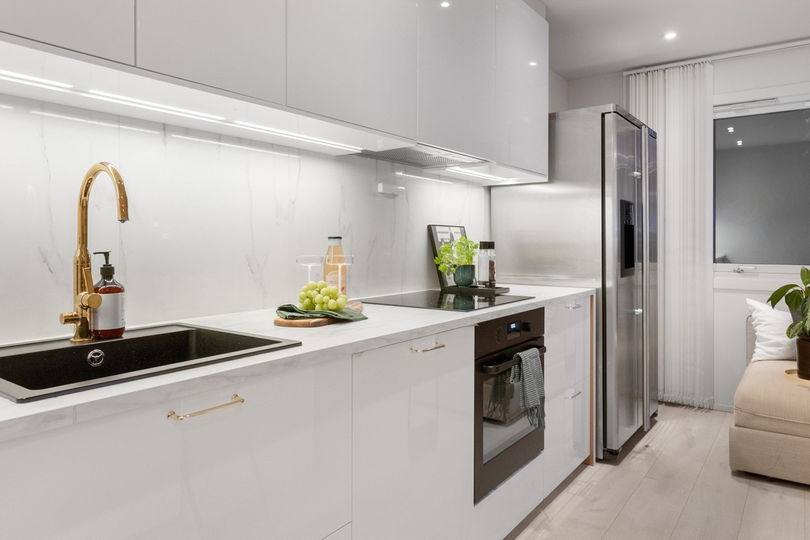 Integrerte hvitevarer og avsatt plass til frittstående kjøle-/fryseskap. Galleribilde