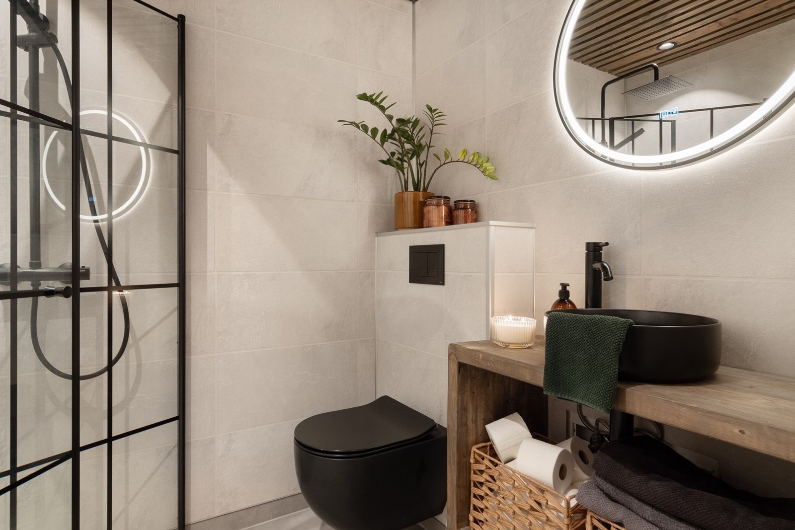 Overflater i rommet er med våtromsplater på vegger og flislagt gulv med gulvvarme. Galleribilde