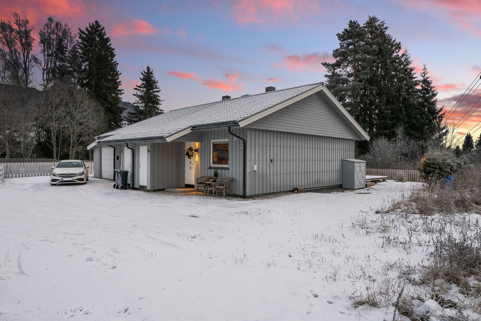Gårdsplass - Boligen ligger innerst på feltet med usjenert hage. Galleribilde