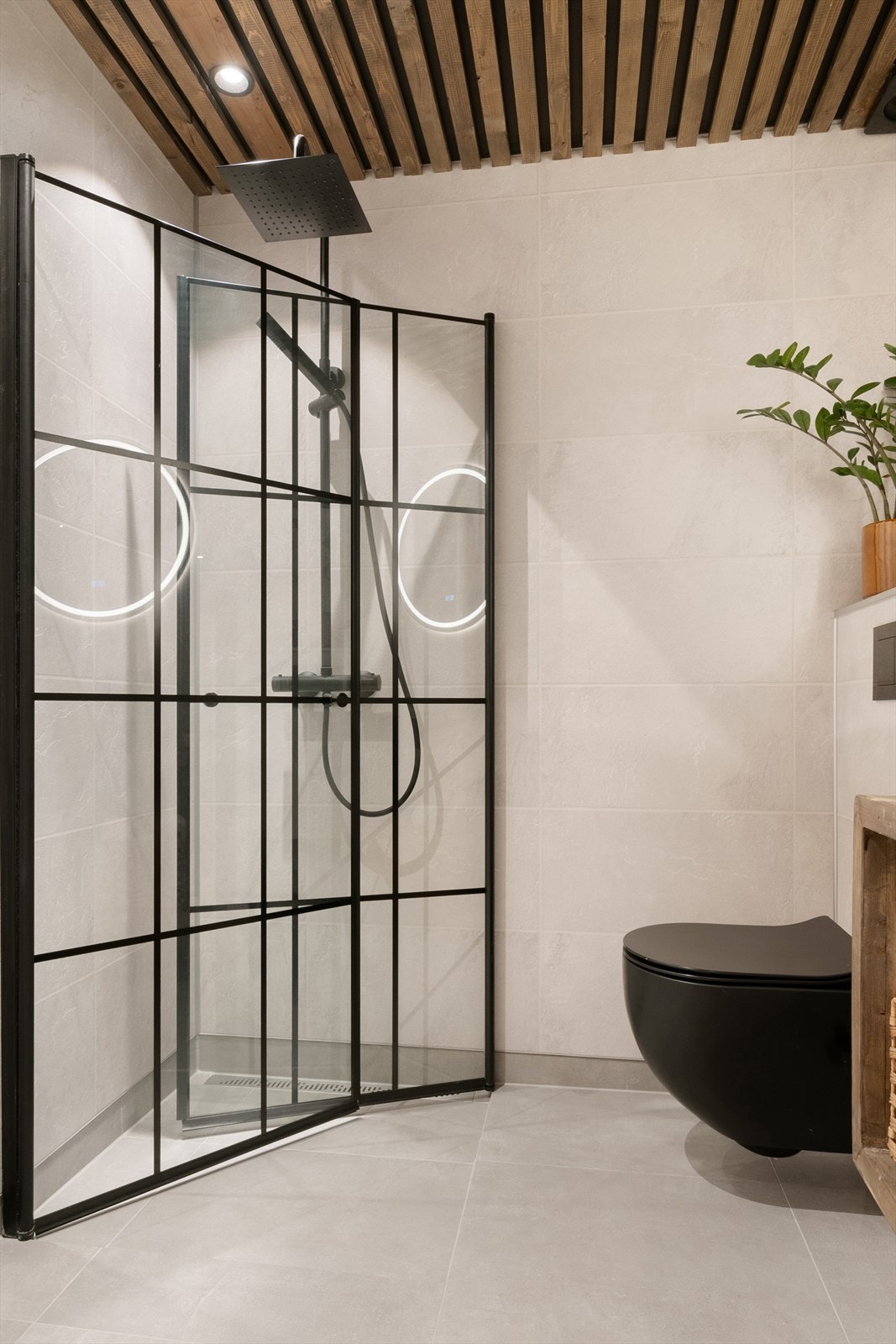 I himling er det montert tidsriktig og beiset spilekledning med lekker spott-belysning. Galleribilde