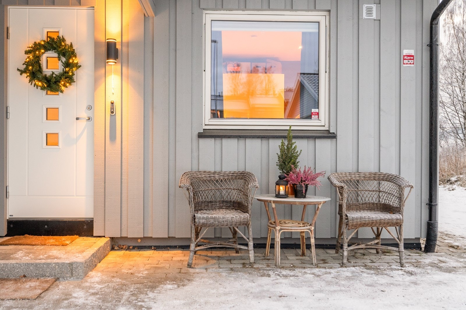 En brosteinsbelagt gårdsplass og et hyggelig inngangsparti ønsker deg velkommen inn i boligen. Galleribilde