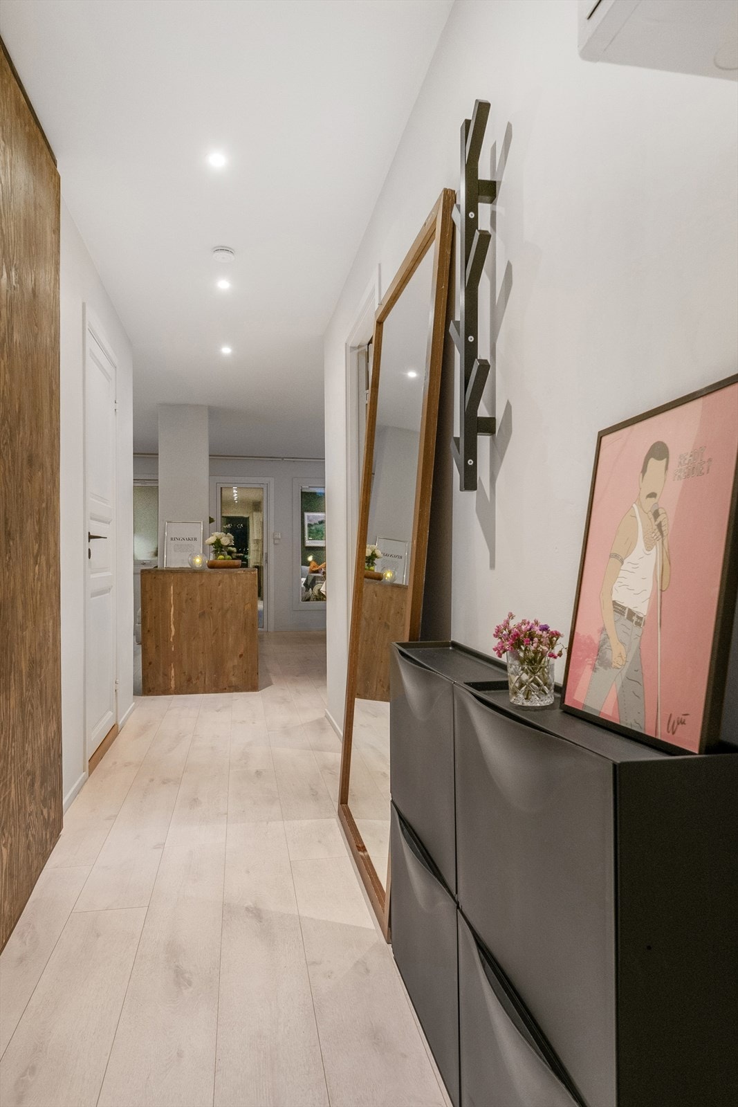 Entré mot stue/kjøkken. Galleribilde