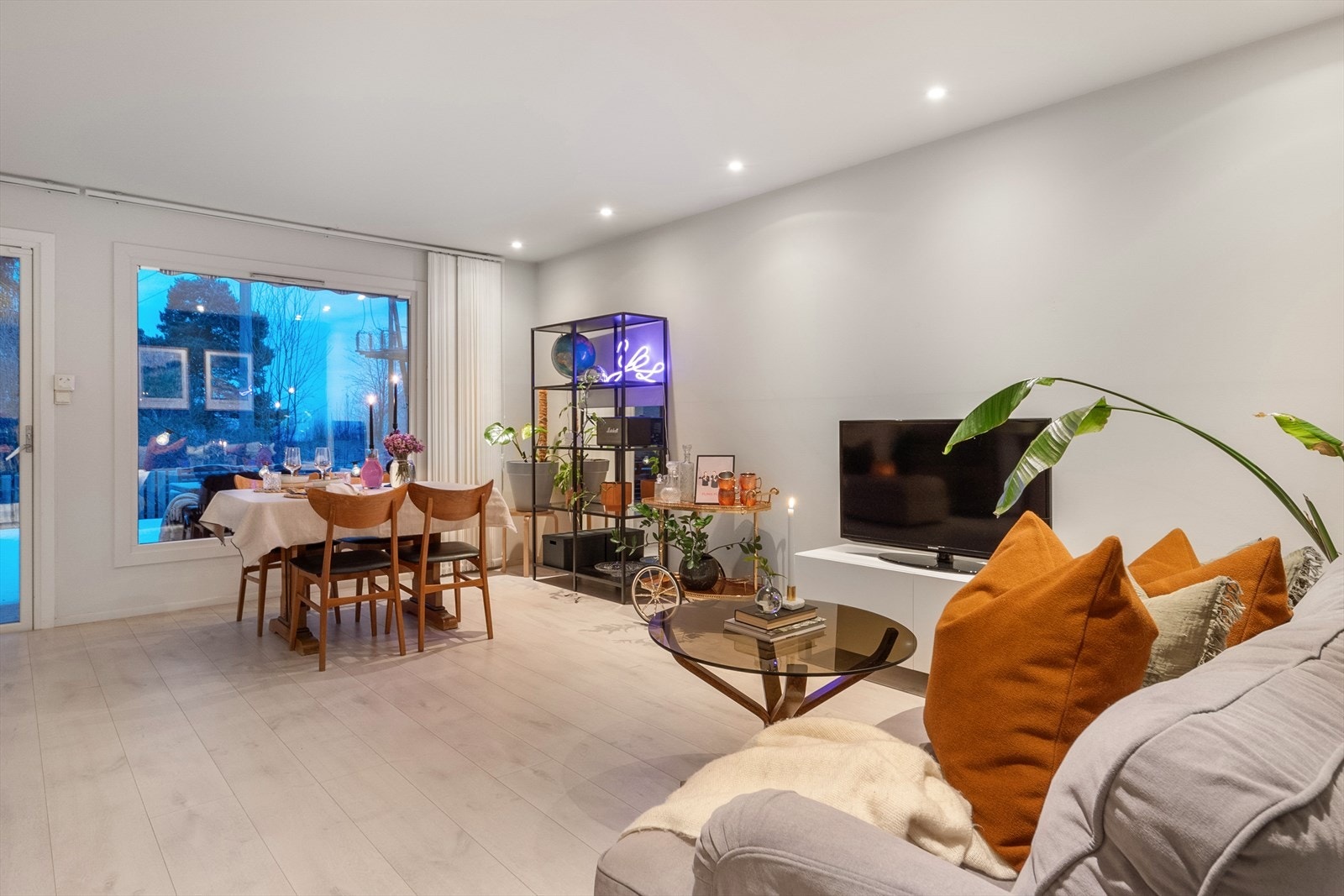 Lys og delikat stue med gode vindusflater. Galleribilde