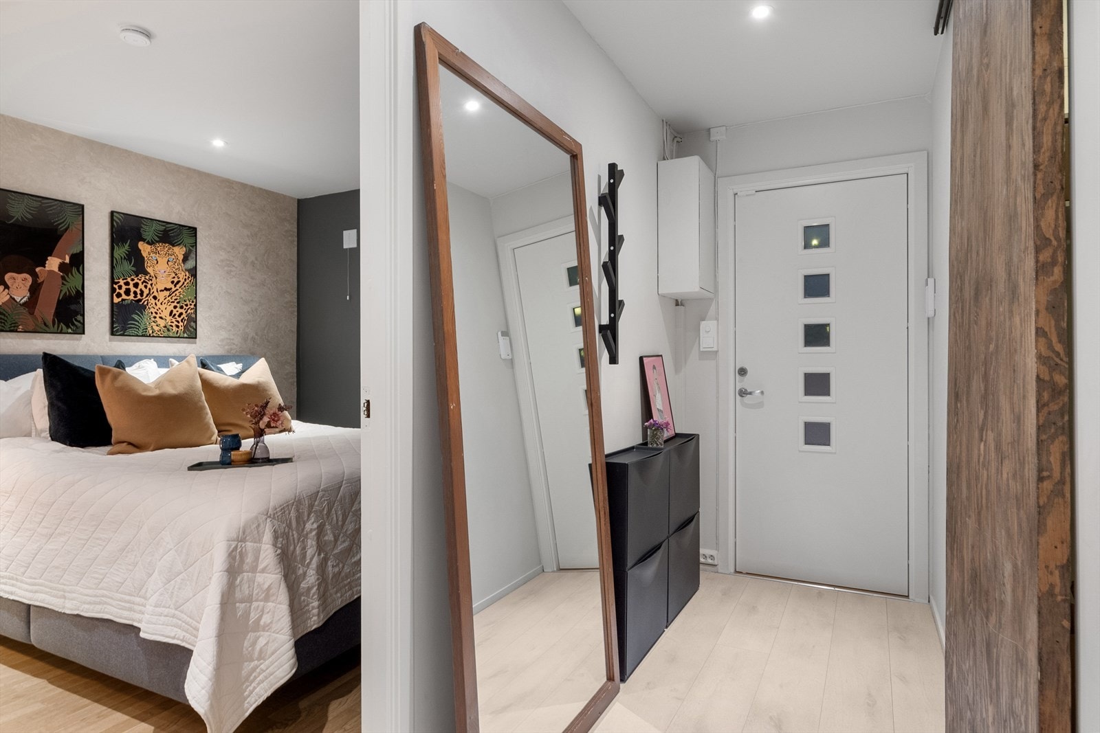 Lys og innbydende entré med varme i gulv. Galleribilde