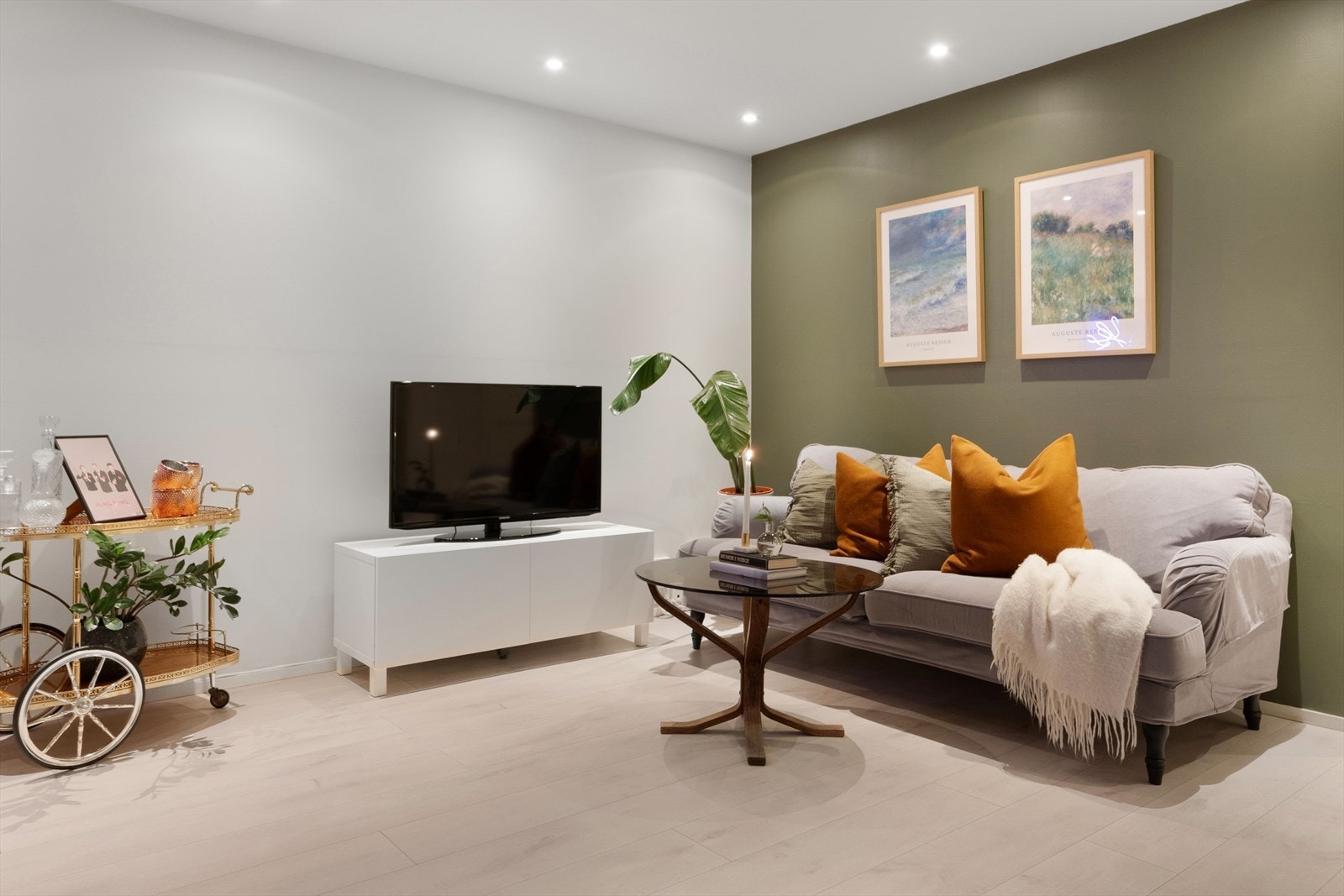 Rommet er holdt i et tidløst fargevalg med innslag av moderne fondvegg. Galleribilde