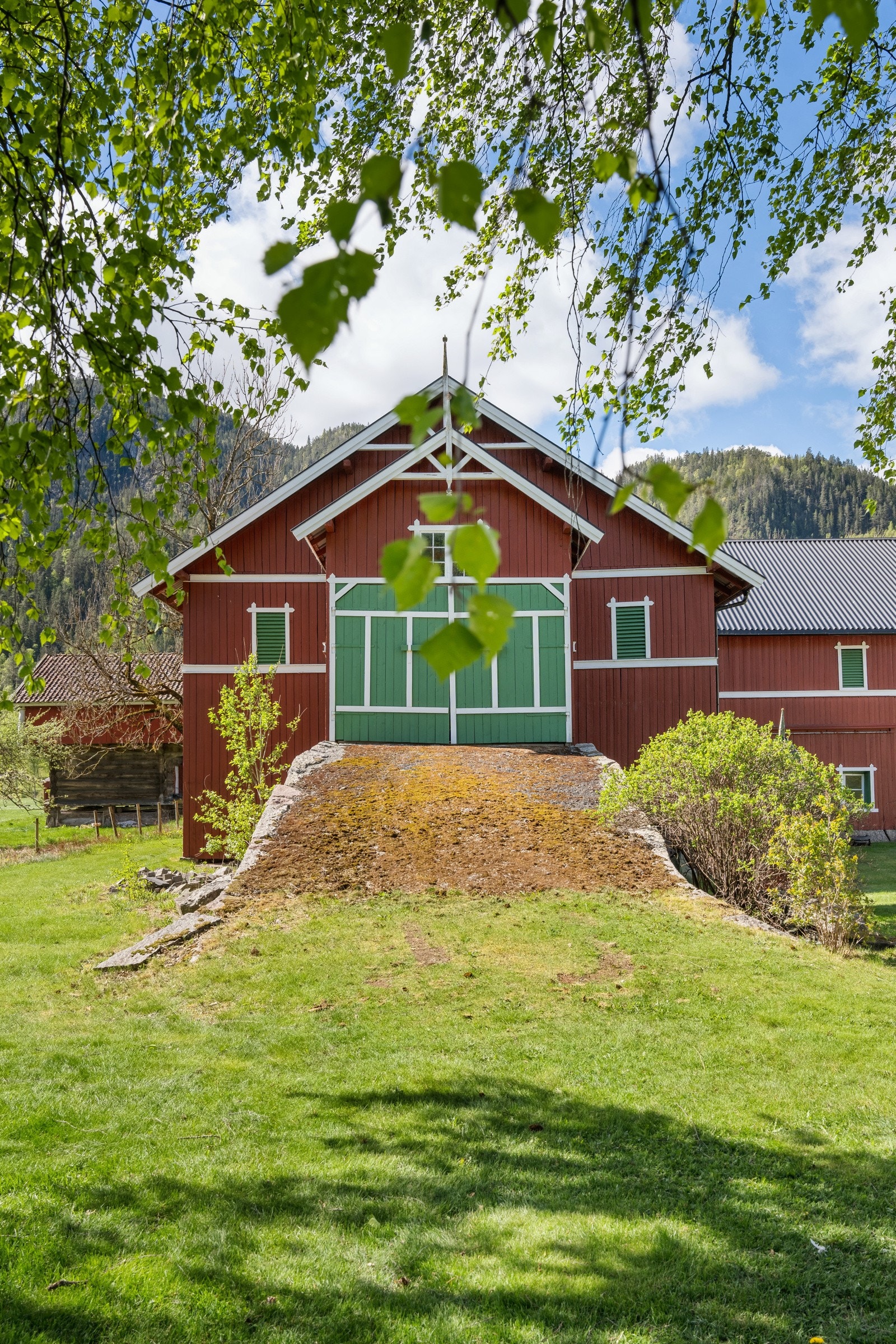 Låven på gården var på forsiden av boka "Norges Låver" Galleribilde