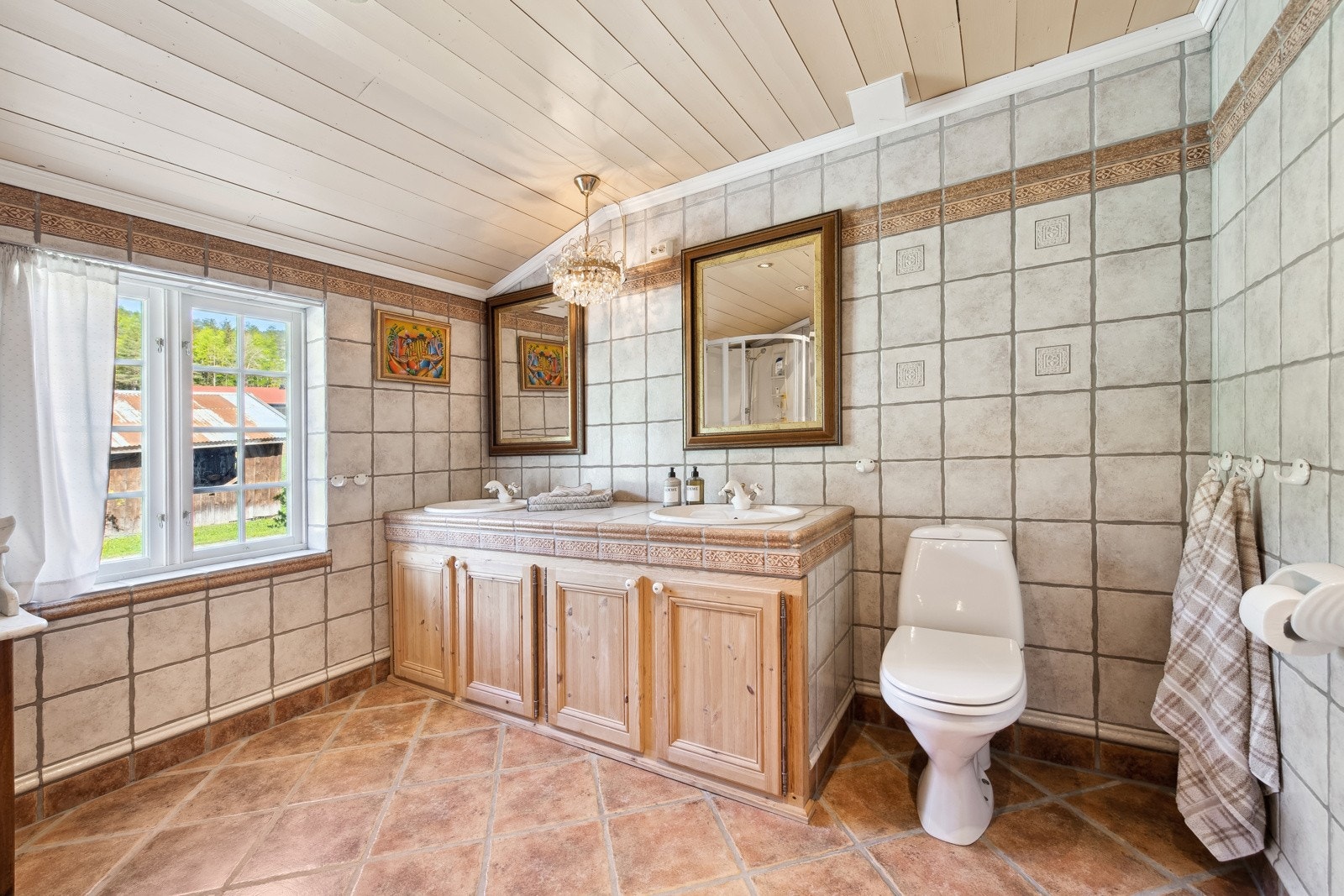 Baderommet i første etasje er romslig Galleribilde