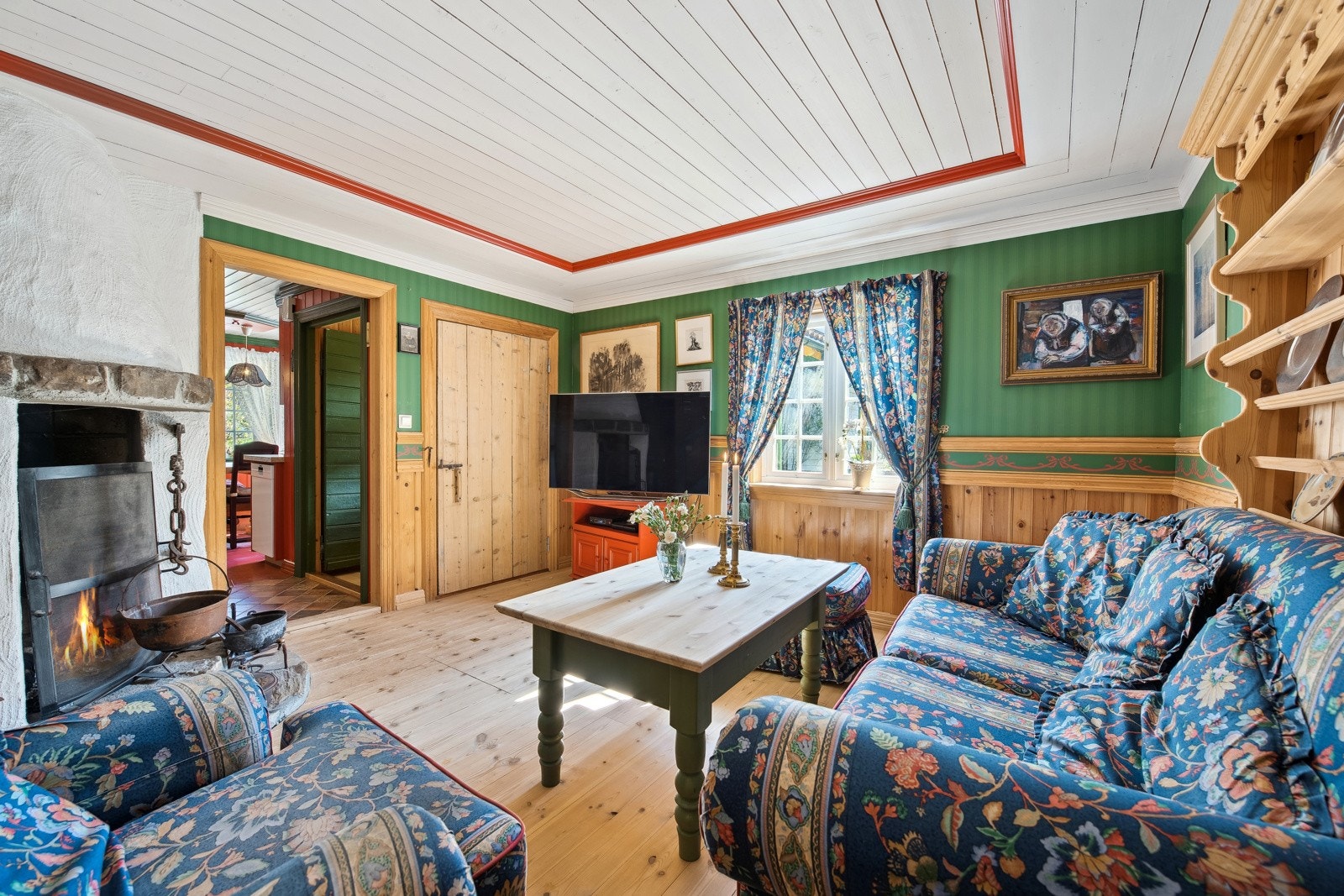 Stuen har adkomst fra kjøkkenet Galleribilde