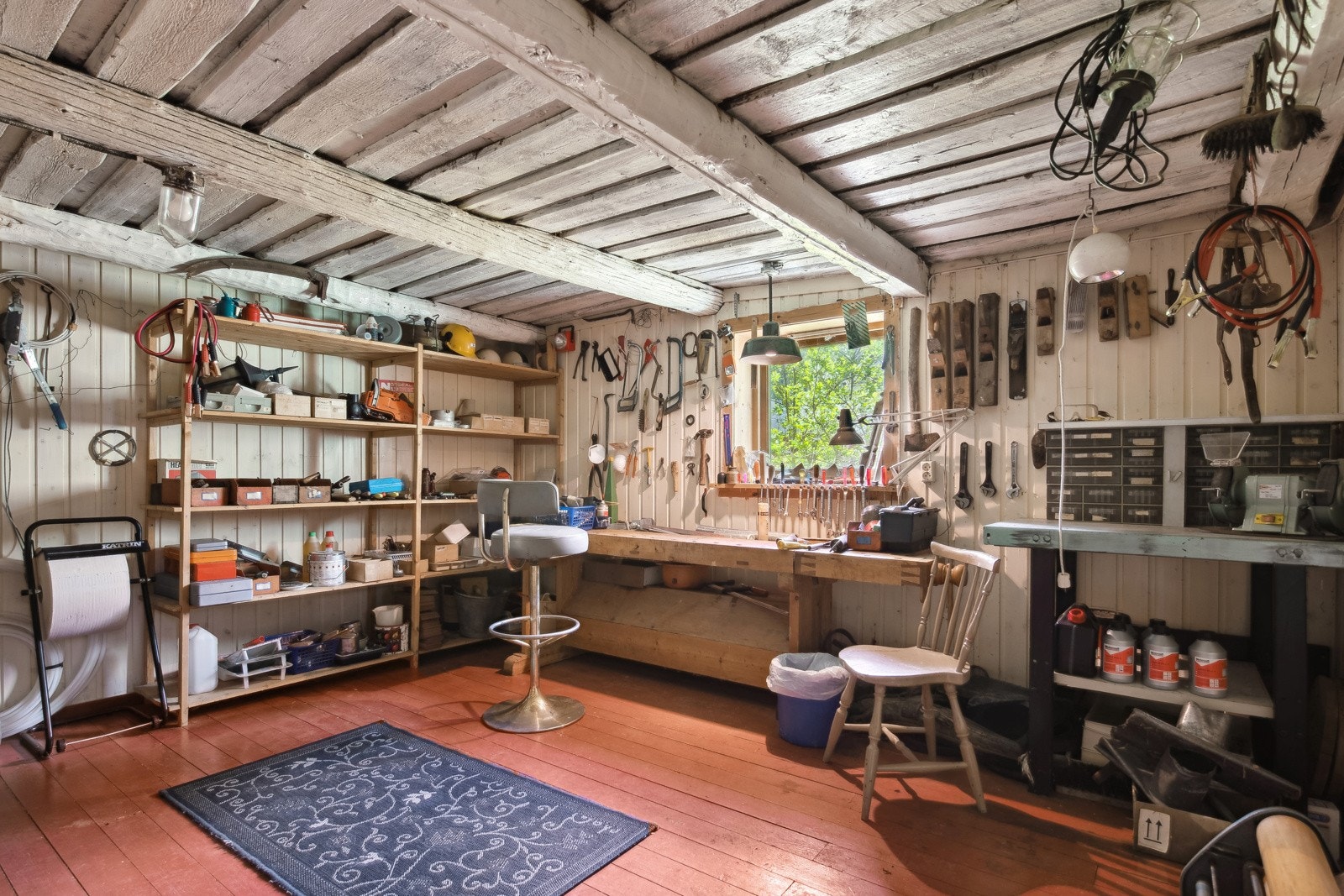 I låven er det blant annet et lite verksted Galleribilde