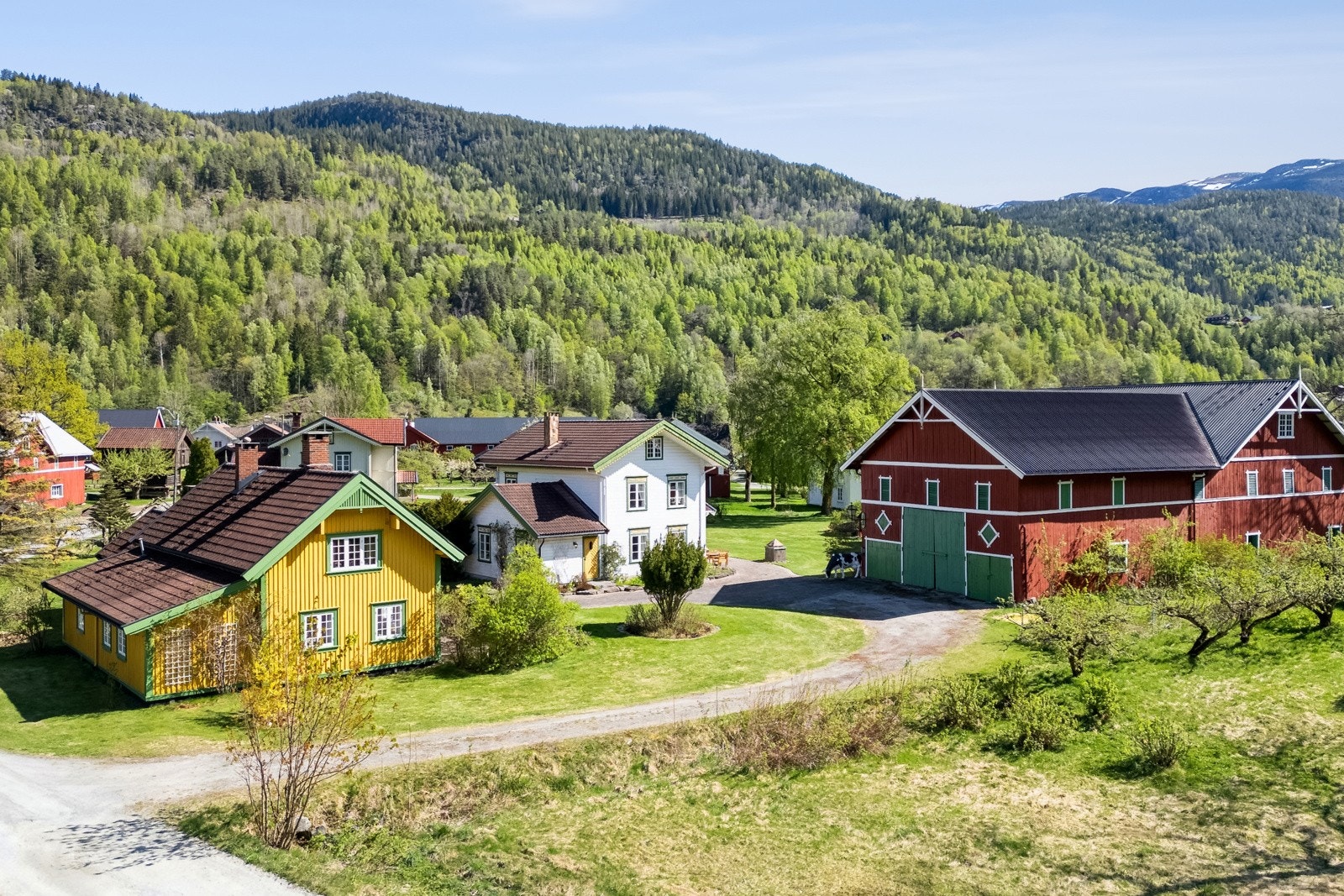 Velkommen til dette flotte gårdsbruket i landsbyen i Flatdal i Seljord kommune Landsbyen i Flatdal er et unikt sted hvor 10-12 gårdsbruk er plassert i en klynge og danner et hyggelig nabolag Galleribilde