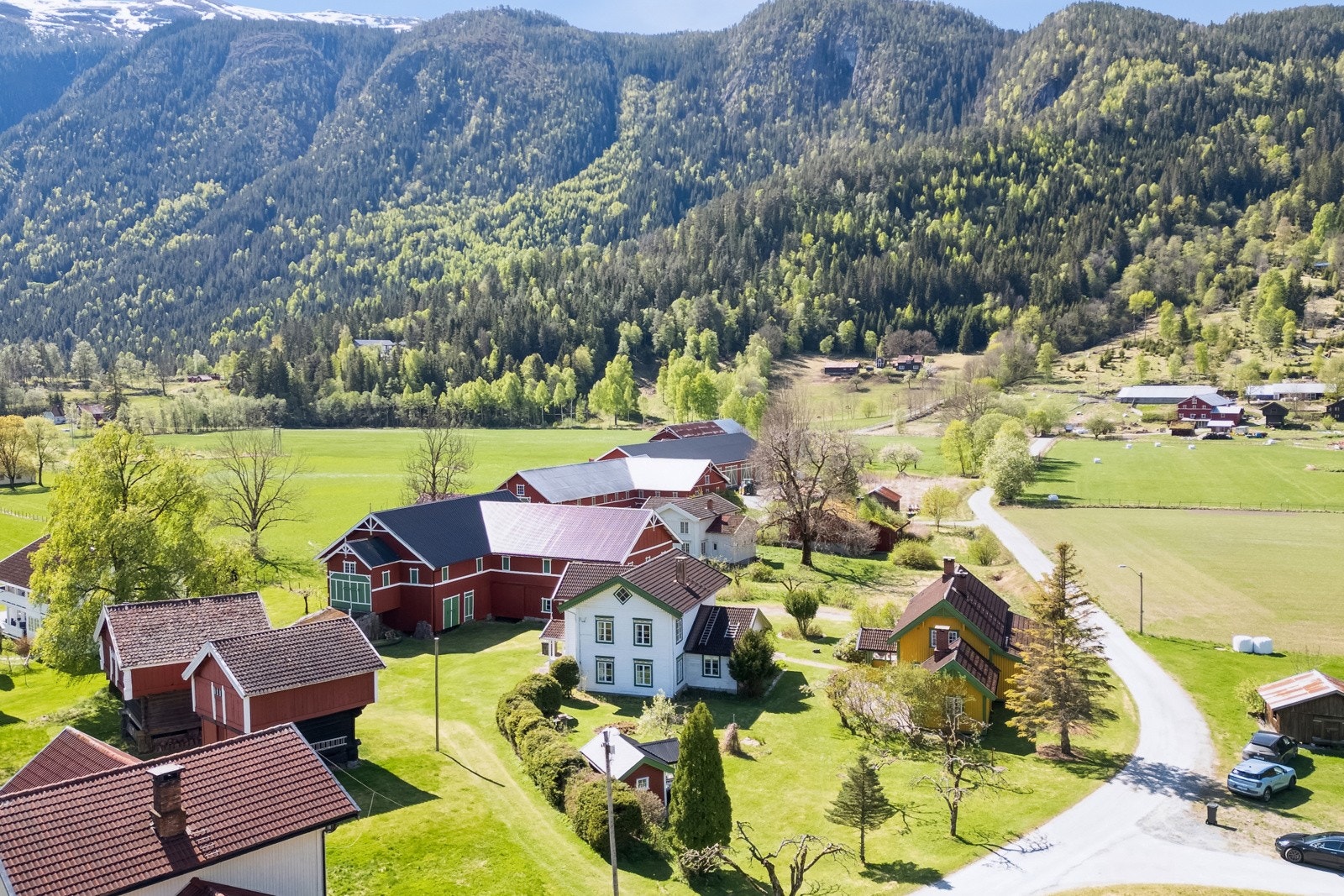 Tunet består av 2 romslige bolighus, låve, stabbur og en lekestue Galleribilde