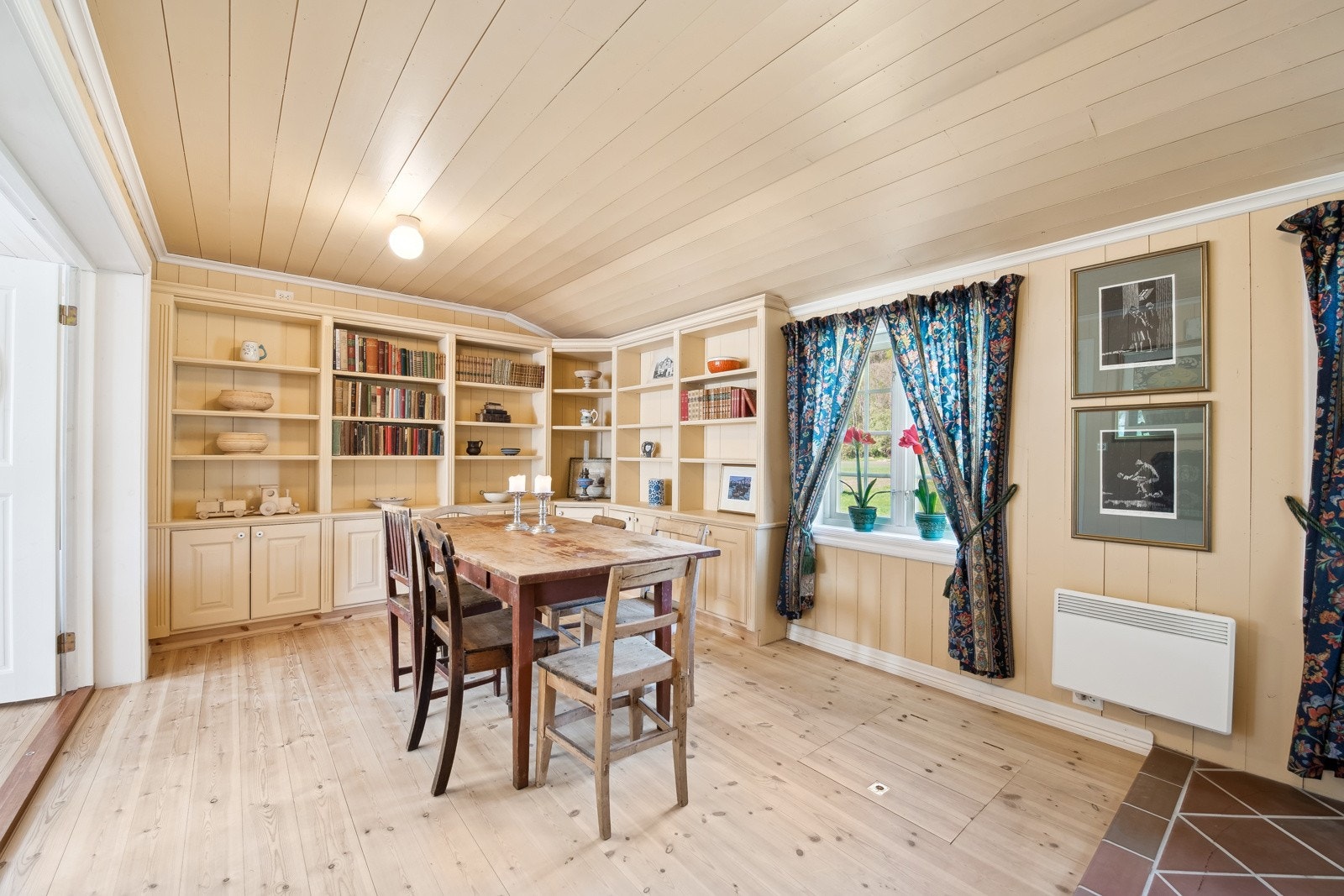 Videre fra stuen er det adkomst til en flott spisestue Galleribilde