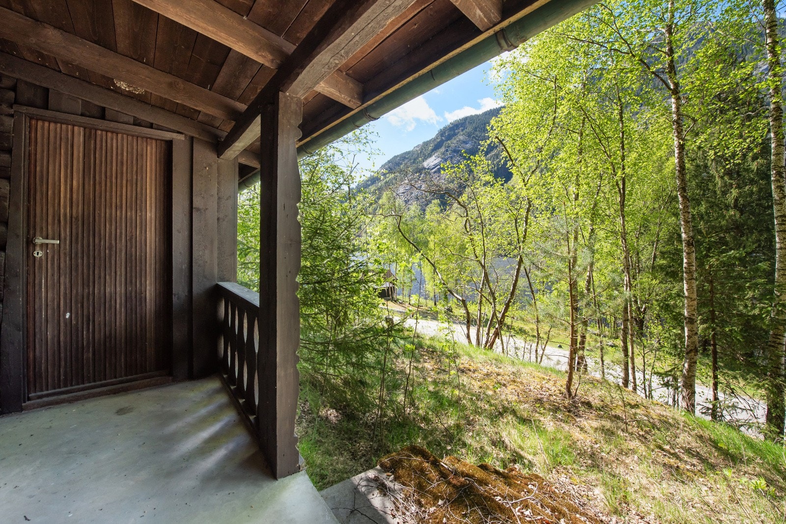 Hytta er på 25 kvm BTA og inneholder kjøkken, soverom og stue Galleribilde