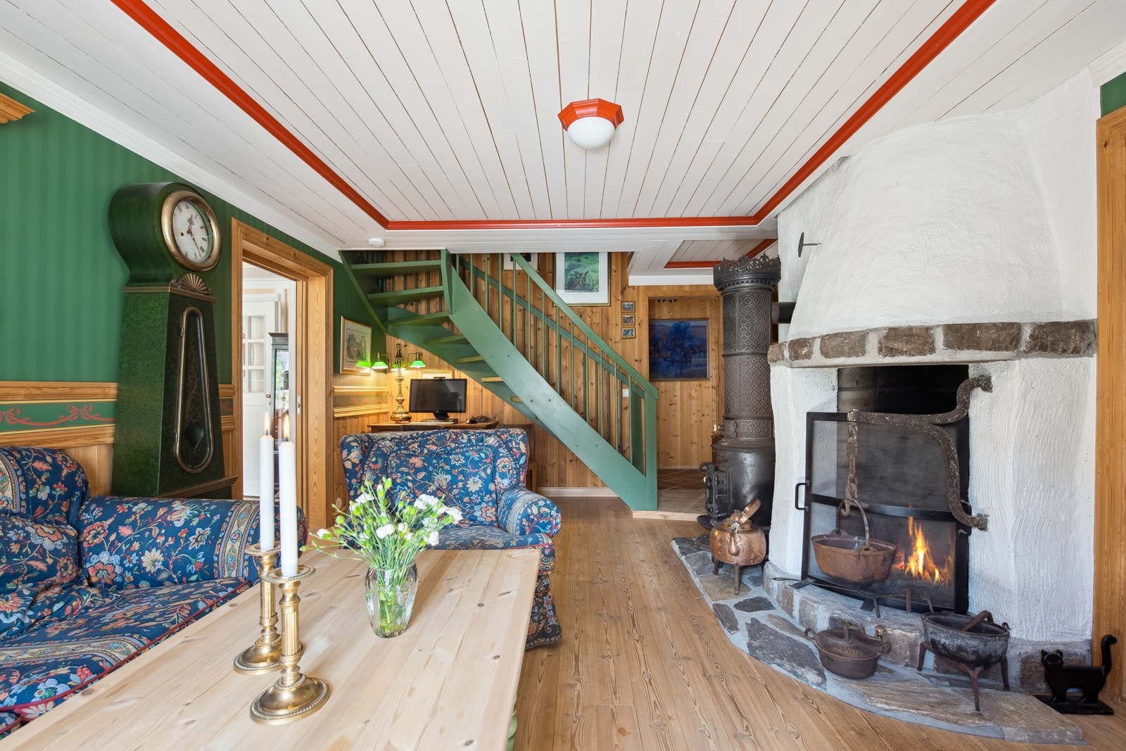 Det er 2 stuer og spisestue i første etasje Galleribilde