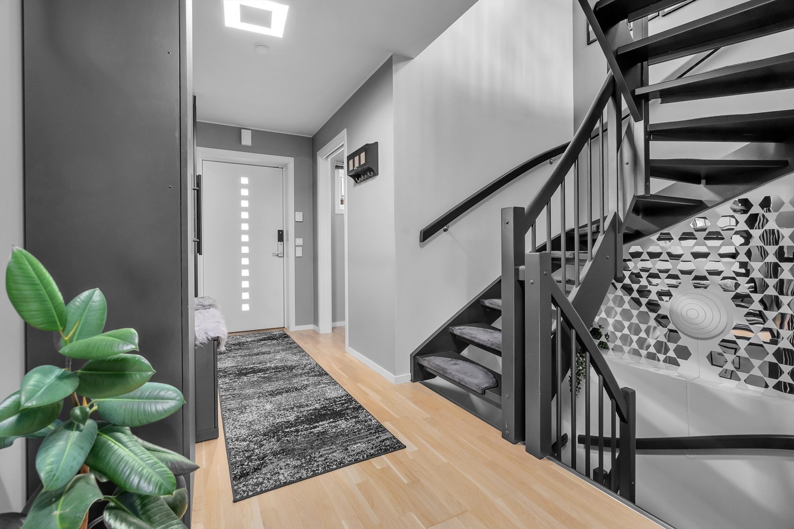 Hele boligen har gjennomgående parkettgulv som gir et stilrent og helhetlig uttrykk. Galleribilde