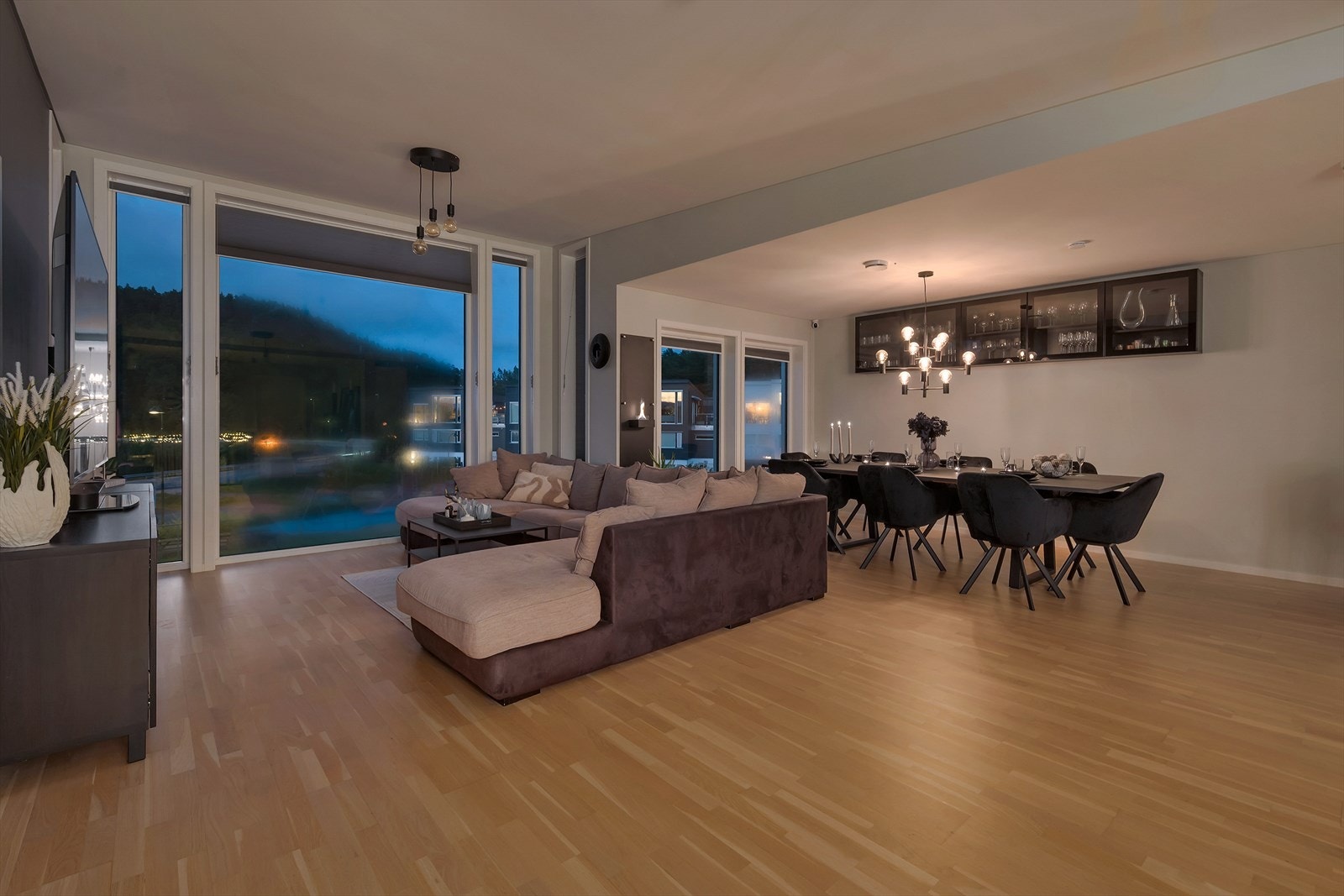 Her er det enkel tilgang til en stor veranda, perfekt for både måltider utendørs og avslapning i solen. Galleribilde