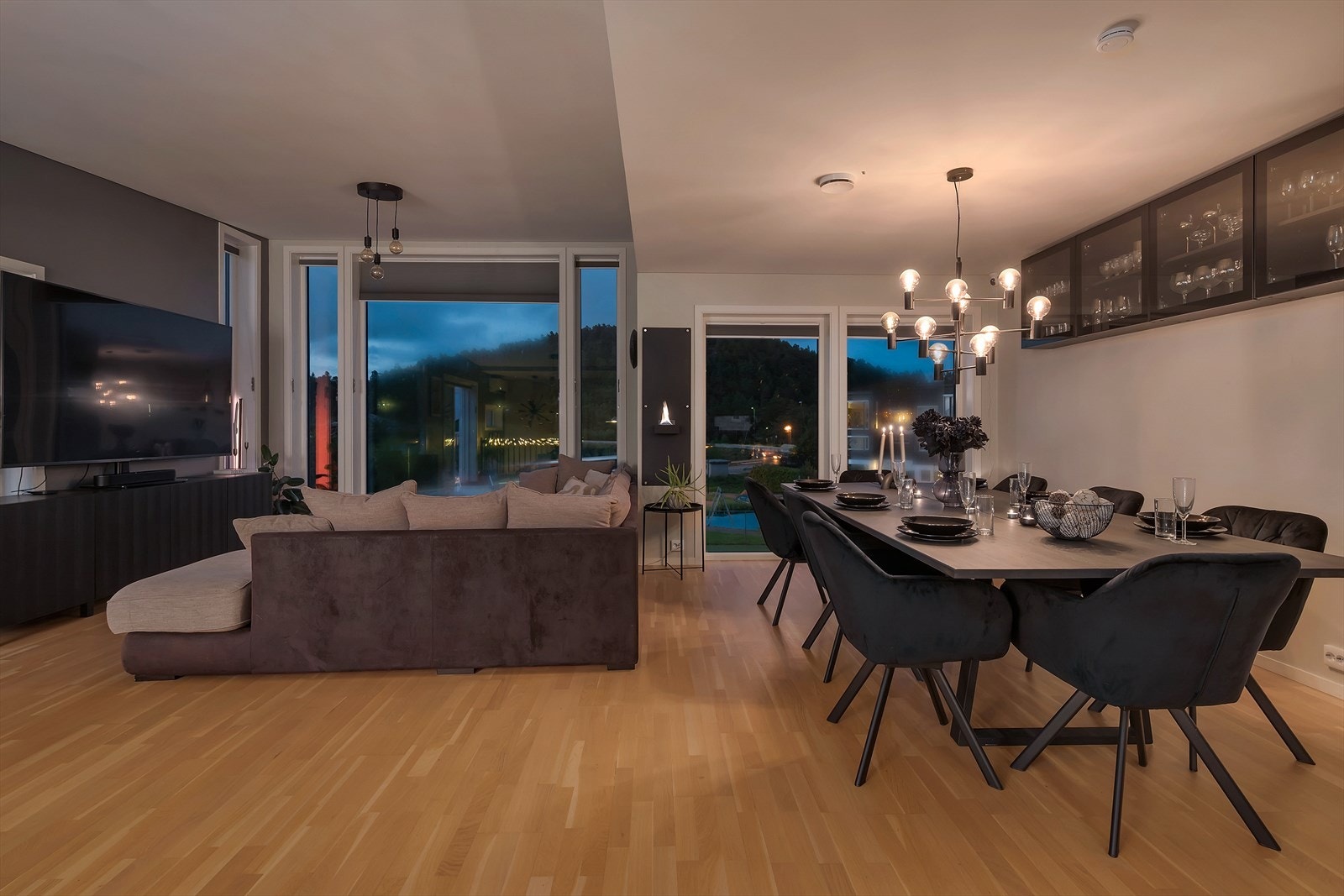 Stuen har plass til en stor sofa, spisegruppe og andre ønskede møbler. Galleribilde