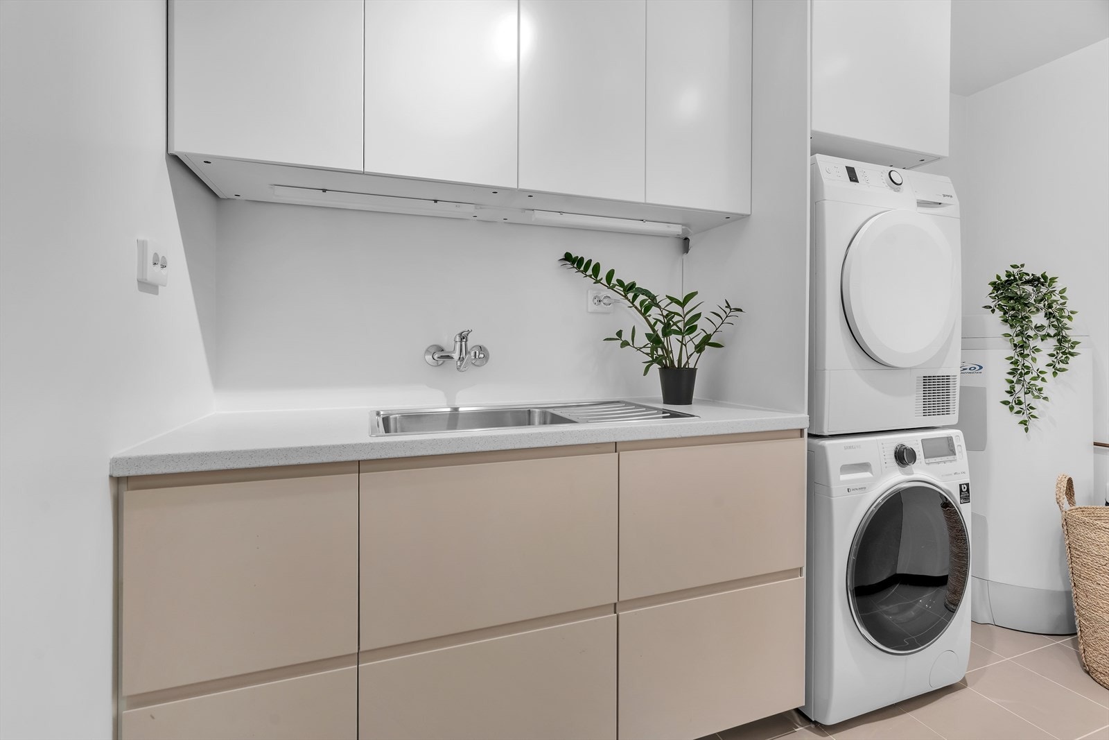 Vaskerom i underetasjen. Gulvet er belagt med fliser, og her er det god plass til både vaskemaskin og tørketrommel. Et funksjonelt og velorganisert rom. Galleribilde