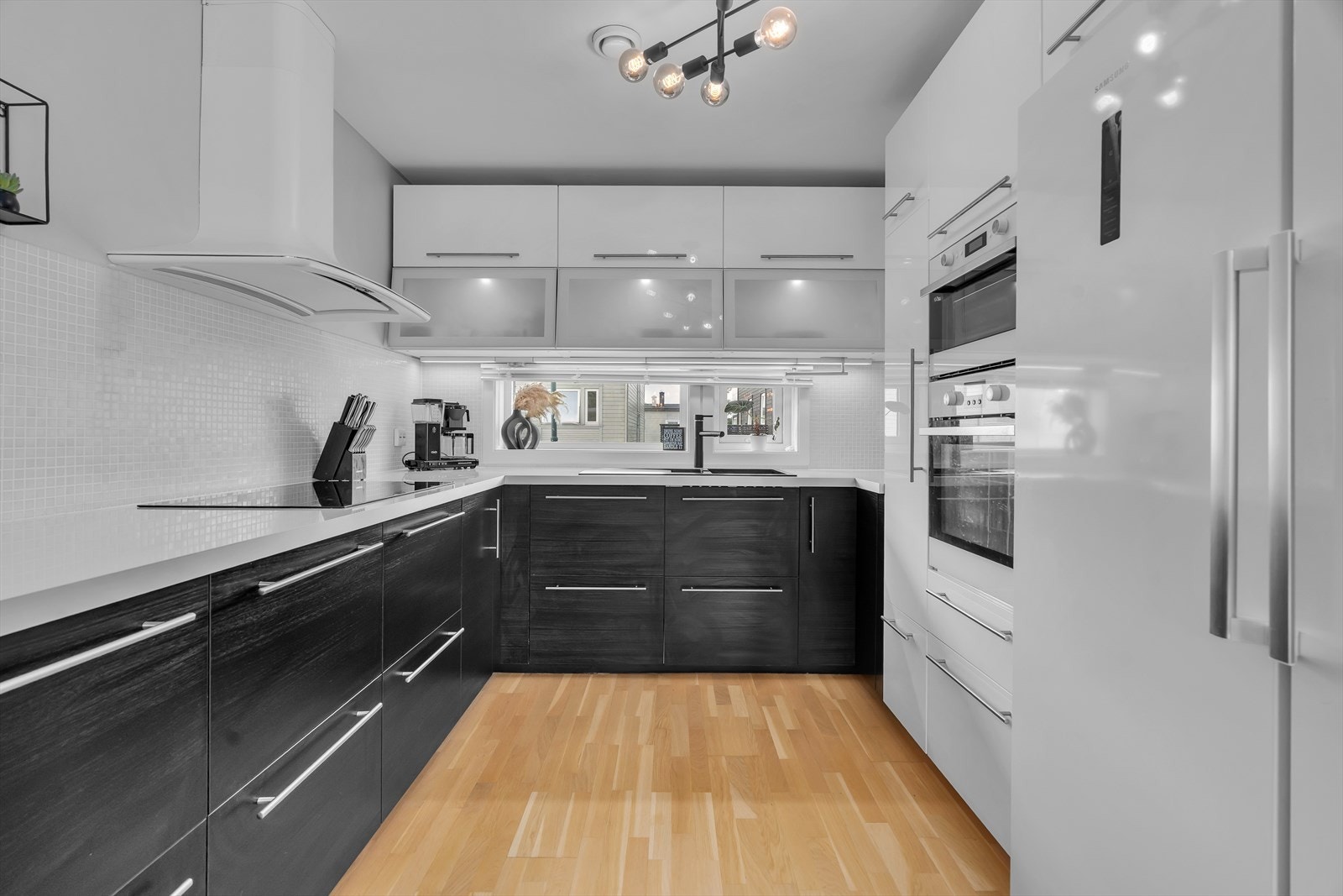 Kjøkkenet har rikelig med både skap og benkeplass. Galleribilde