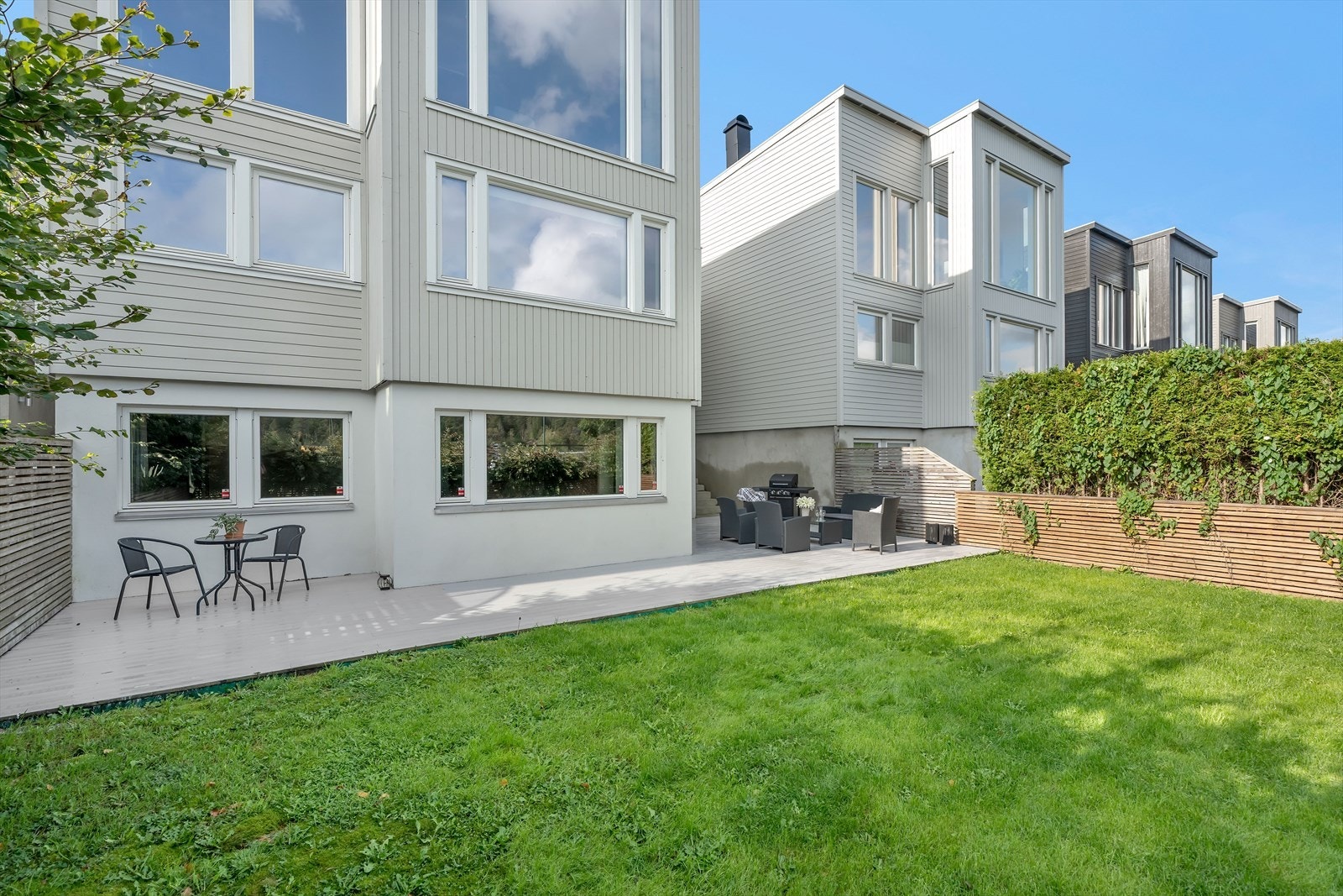 Boligen har romslig markterrasse som er perfekt for utendørs måltider og hyggelige kvelder. Den store, velholdte plenen gir rikelig med plass til lek, hagearbeid eller avslapning. Galleribilde