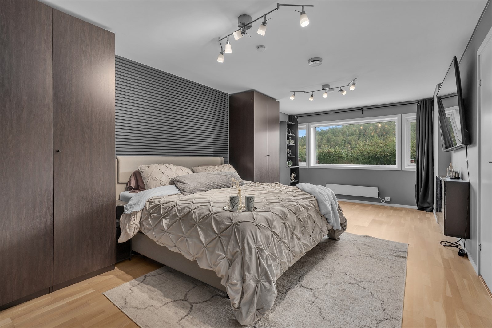 soverom 1 underetasjen. Skulle man ønske å etablere en praktikantdel, så ligger det rør klart i veggen, og det eneste som gjenstår er å installere et kjøkken og stenge av. Galleribilde