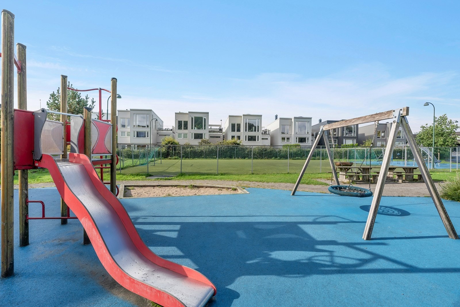Området byr på flere lekeplasser, fotballbaner og trygge sykkelstier som skaper et ideelt oppvekstmiljø. Galleribilde