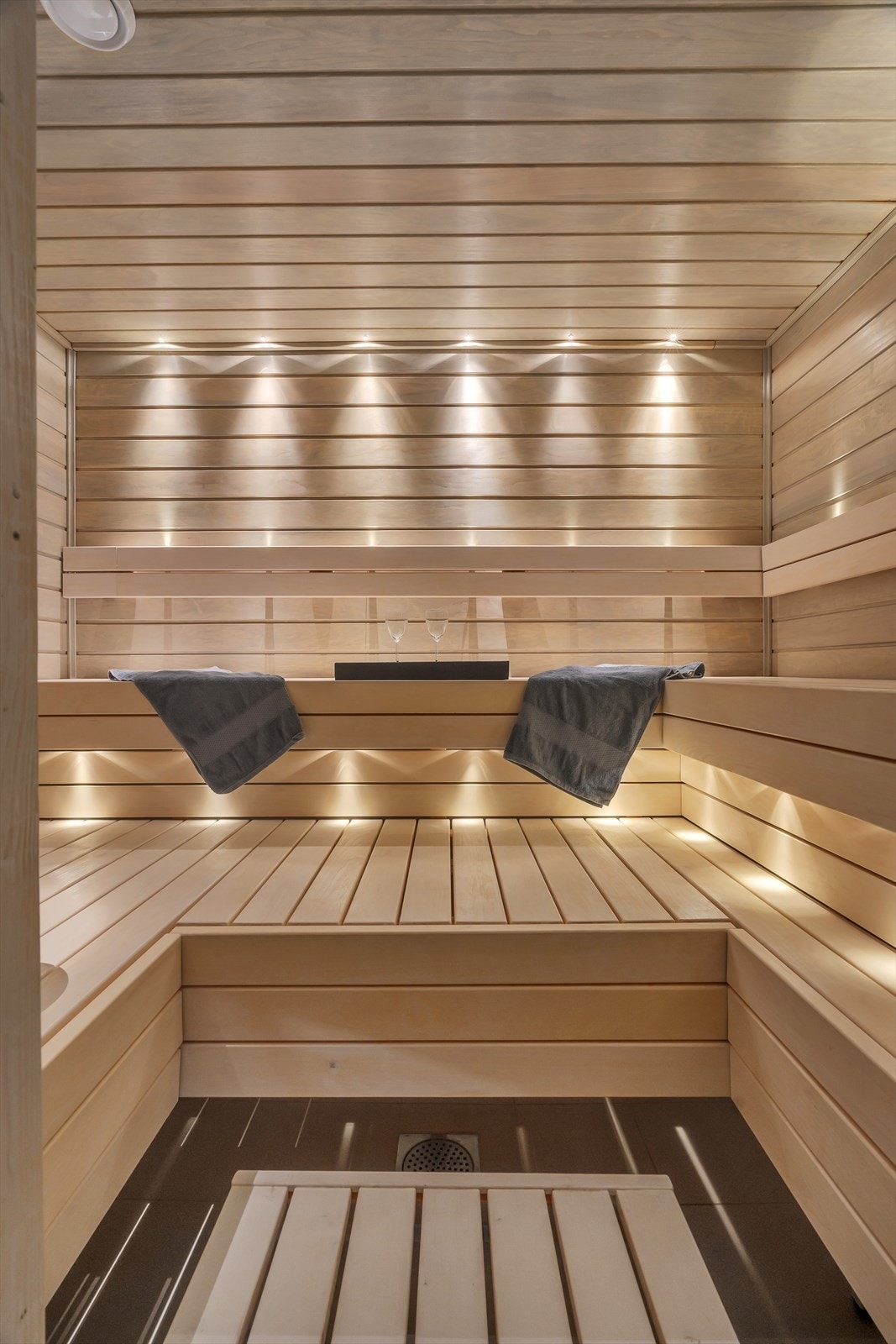 Boligen har en elegant og velutstyrt sauna med plass til flere personer. Saunaen gir en luksuriøs opplevelse og er perfekt for avslapning etter en lang dag. Galleribilde