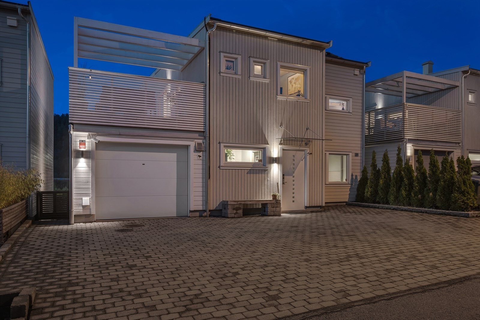 Uteområdet foran boligen er også gjennomført med belegningsstein på gårdsplassen, som ikke bare skaper et pent førsteinntrykk, men også gir rikelig med plass til parkering. Boligen har en garasje med installert elbillader (2020). Galleribilde