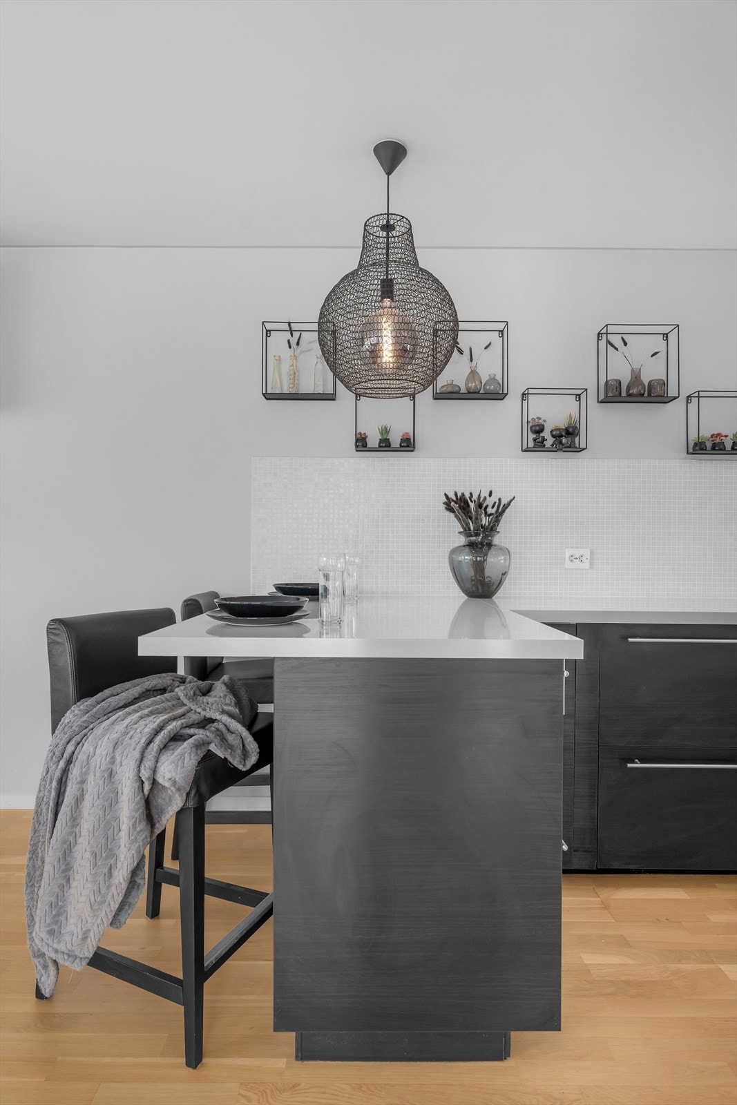 Her finner du rikelig med skap- og benkeplass, og fliser over kjøkkenbenken gir både et pent uttrykk og enkel rengjøring. Galleribilde