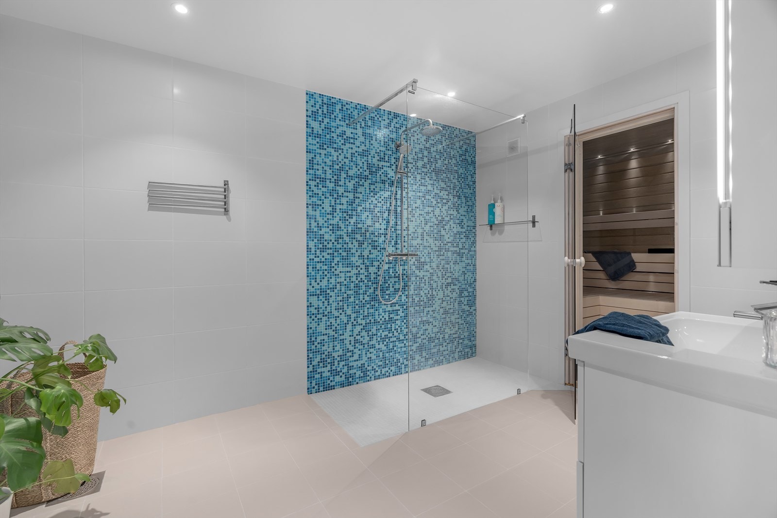 I dusjsonen er det stilige fliser som gir det lille ekstra til rommet. Galleribilde