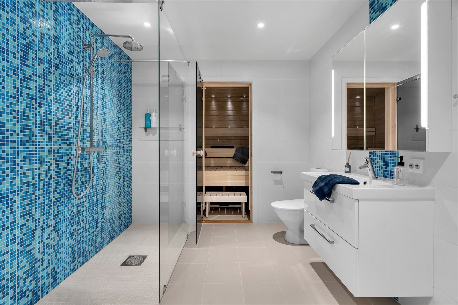 Badet har god plass og moderne fasiliteter, og det er tilrettelagt for installasjon av badekar dersom ønskelig. Galleribilde