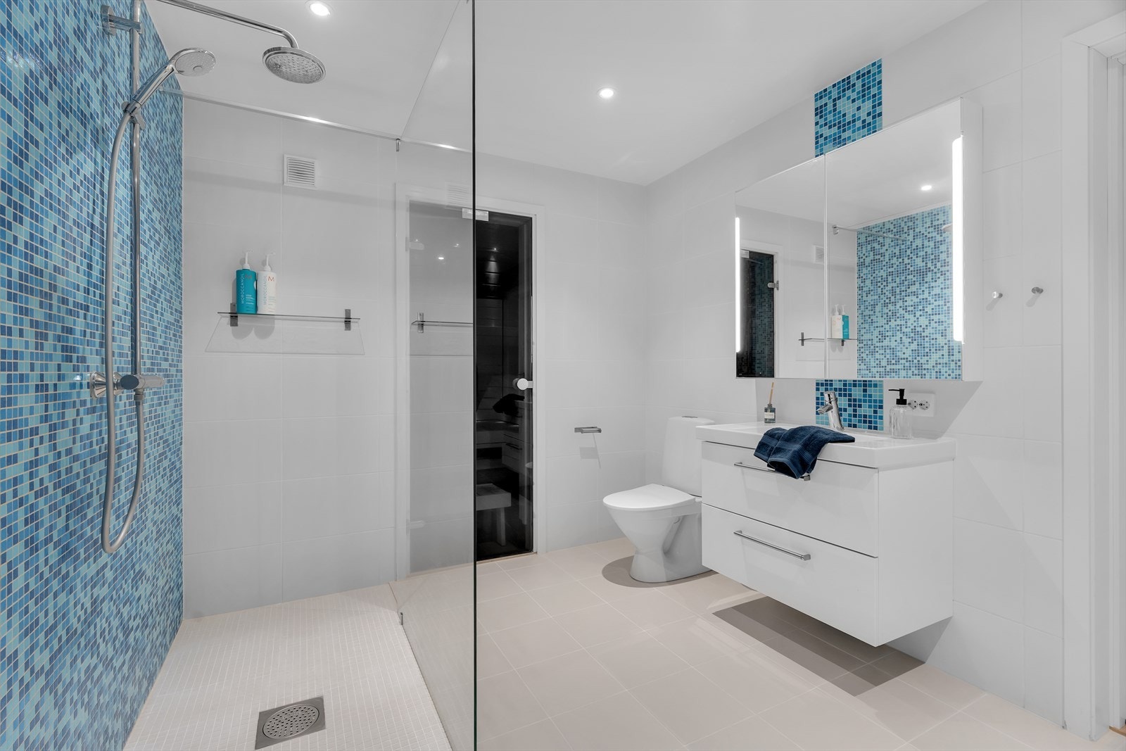 Boligen har et stort og innbydende hovedbad i underetasjen som er utstyrt med en integrert sauna - perfekt for avslapning og velvære i hverdagen. Galleribilde