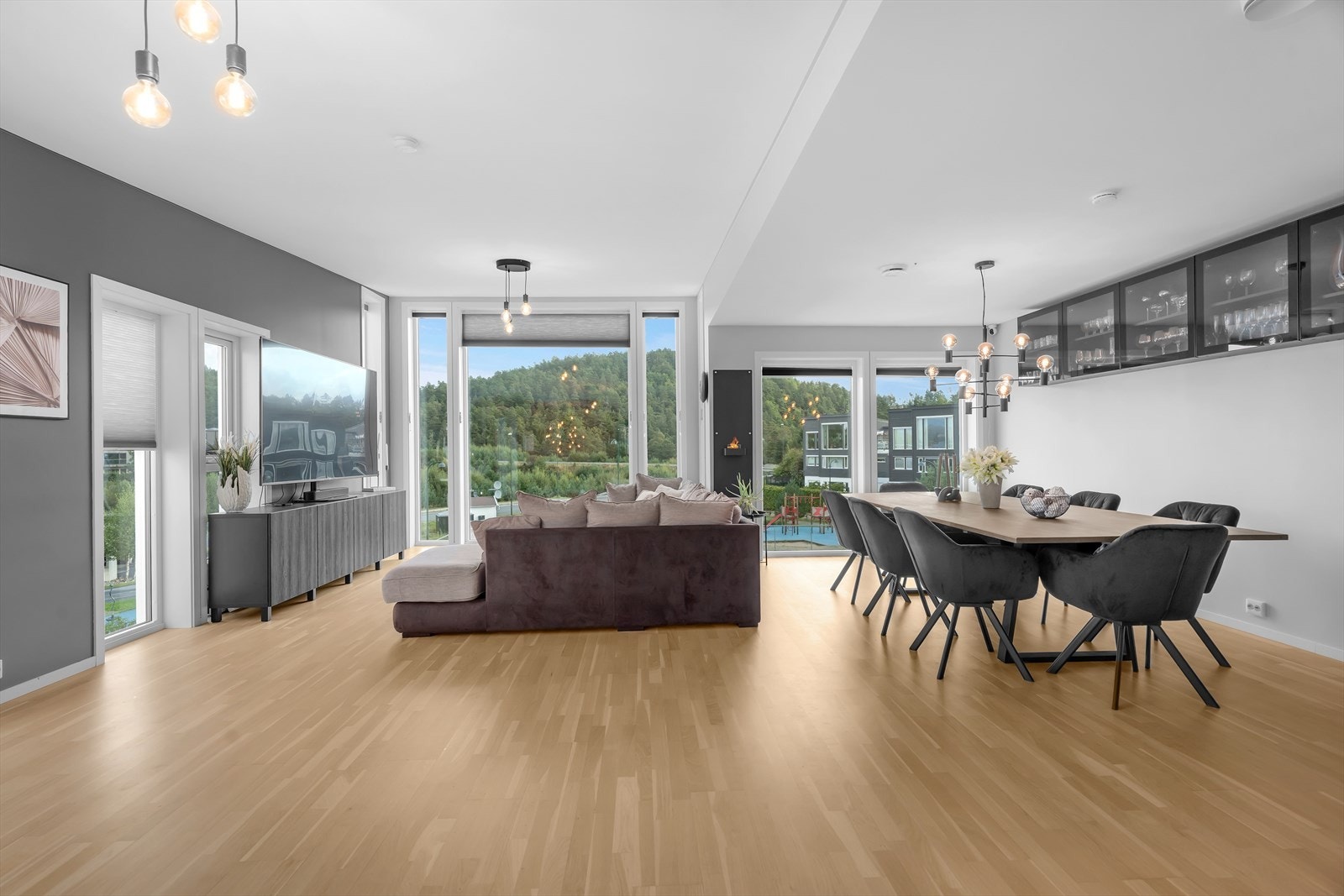 Med god takhøyde og luftige vindusflater får du i tillegg et flott utsyn over nærområdet. Galleribilde