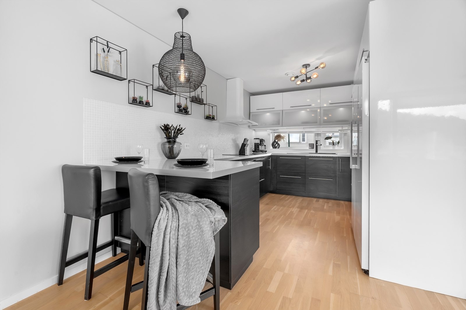 Integrerte hvitevarer, inkludert stekeovn/mikrobølgeovn, keramisk koketopp, oppvaskmaskin samt et kombiskap for kjøl og frys (fra 2021), følger med og bidrar til et praktisk og effektivt kjøkken for hverdagsbruk. Galleribilde