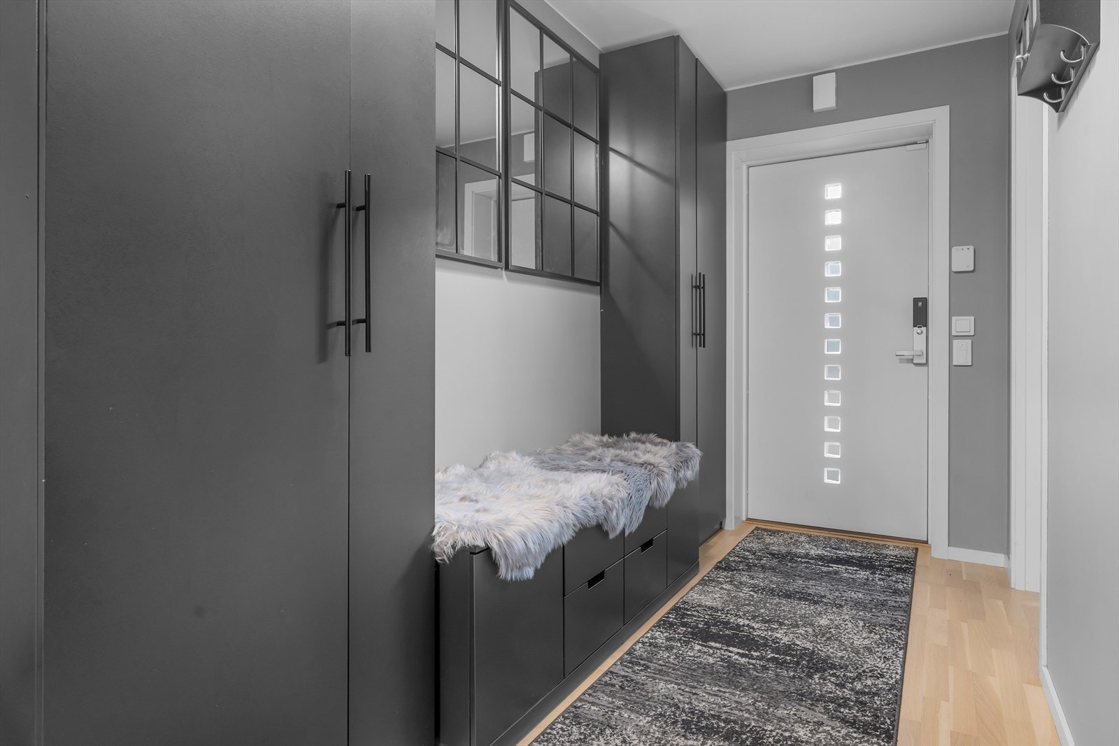 Lys og innbydende entré som ønsker deg velkommen inn i boligen! Her finner du garderobeskap med rikelig plass til oppbevaring av yttertøy og sko. Galleribilde