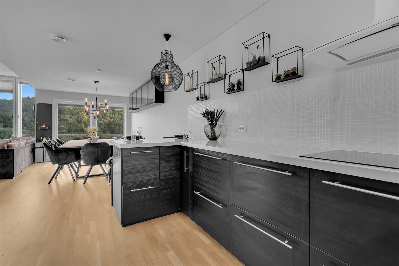 Kjøkkenet er moderne og funksjonelt, med stilren innredning fra IKEA som kombinerer estetikk og praktiske løsninger. Galleribilde