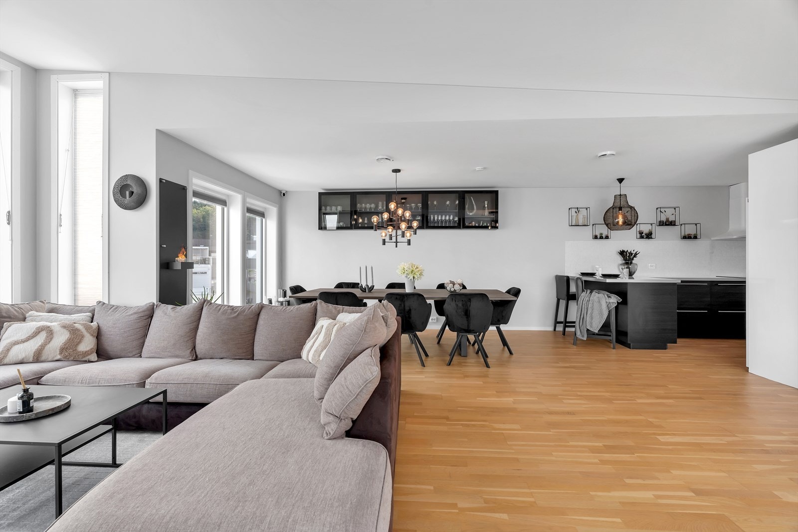 Lyse vegger og parkettgulvet understreker det stilrene inntrykket. Galleribilde