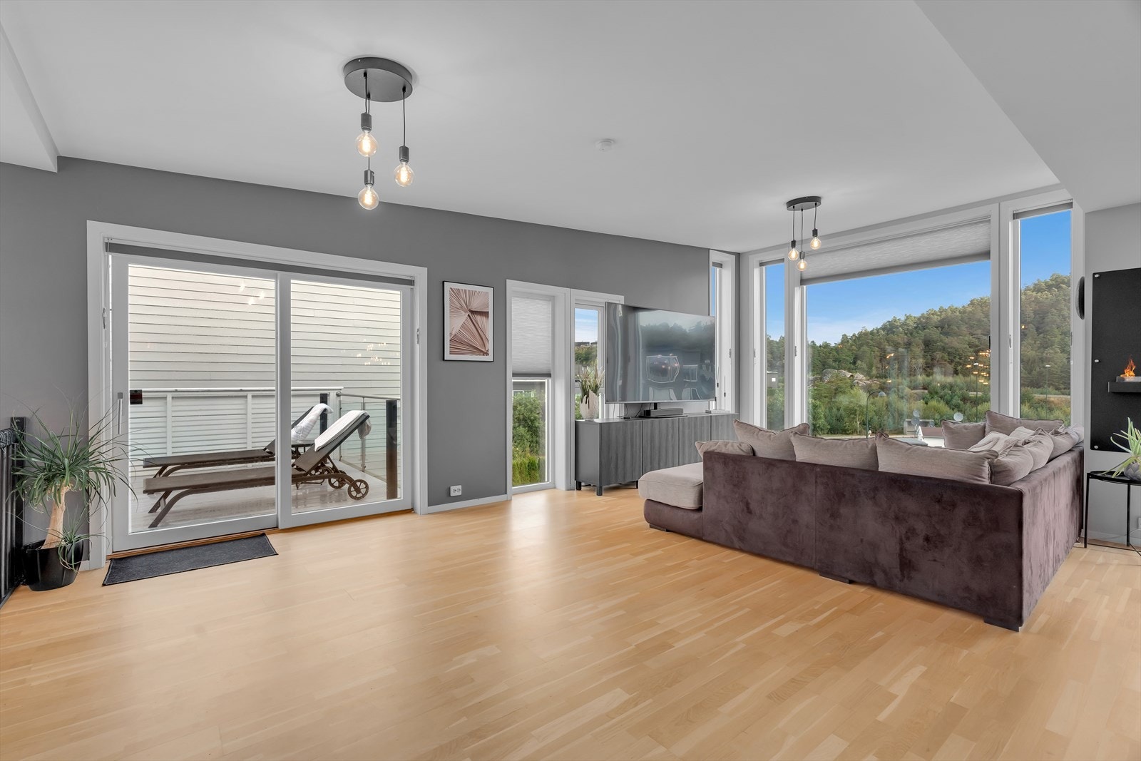 Vinduene utstyrt med stilrene plisségardiner fra 2020, som både gir lysdemping og privat skjerming. Galleribilde