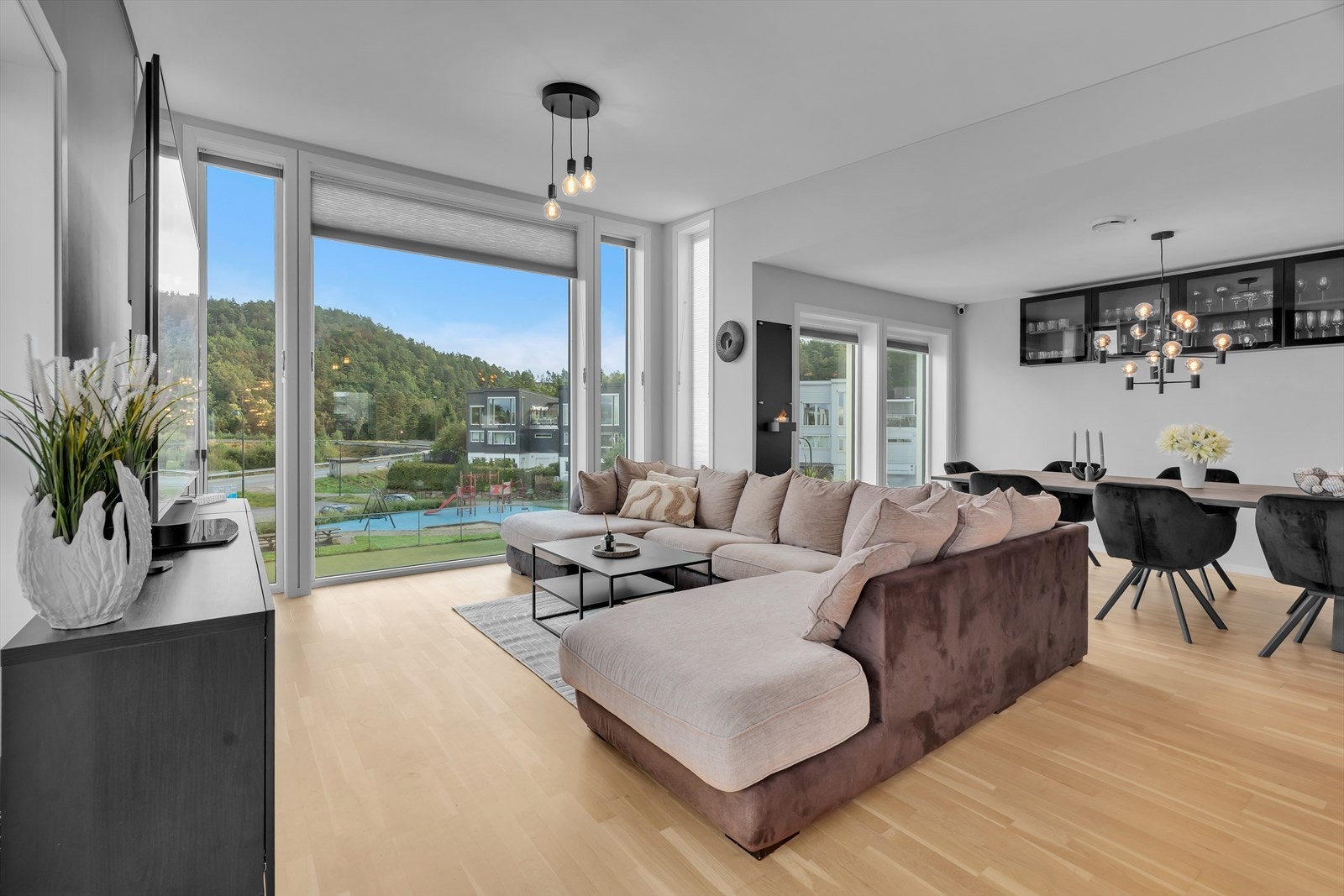 Store vindusflater slipper inn rikelig med naturlig lys. Galleribilde