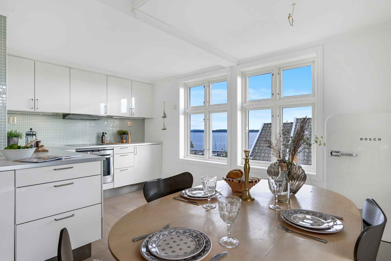 Herlig utsikt fra kjøkken også. Sigdal innredning. Galleribilde