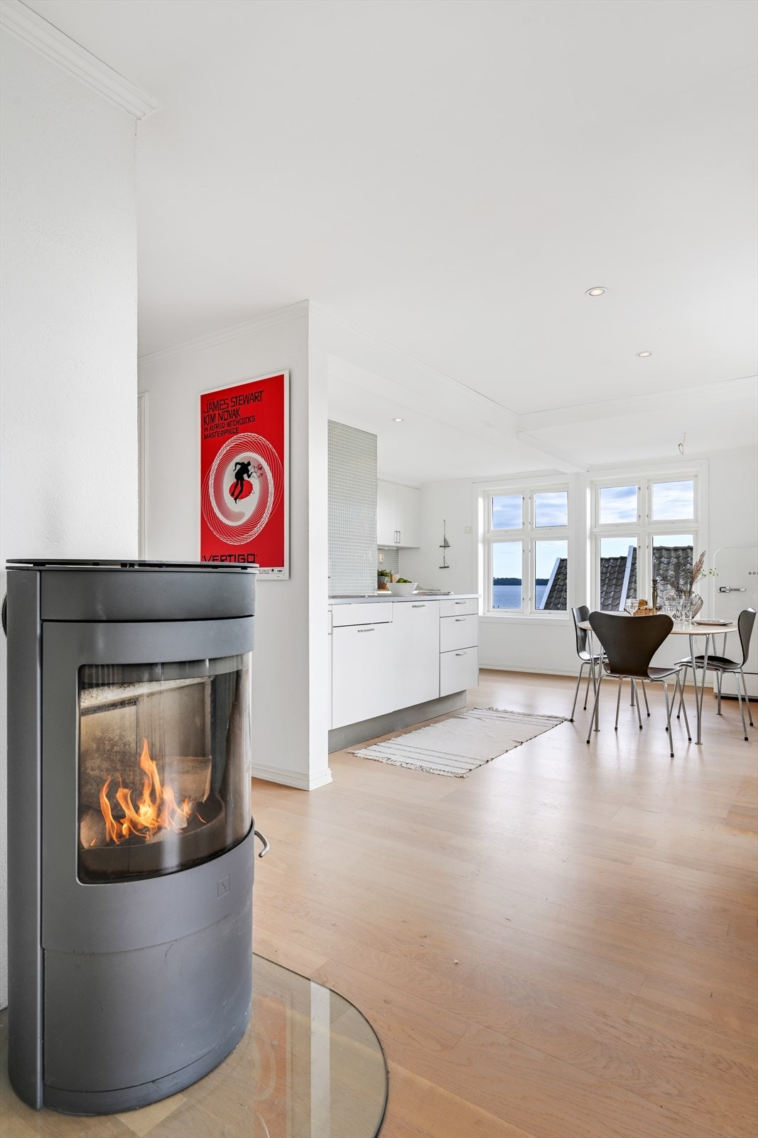 Stue med delvis åpen løsning mot kjøkken Galleribilde