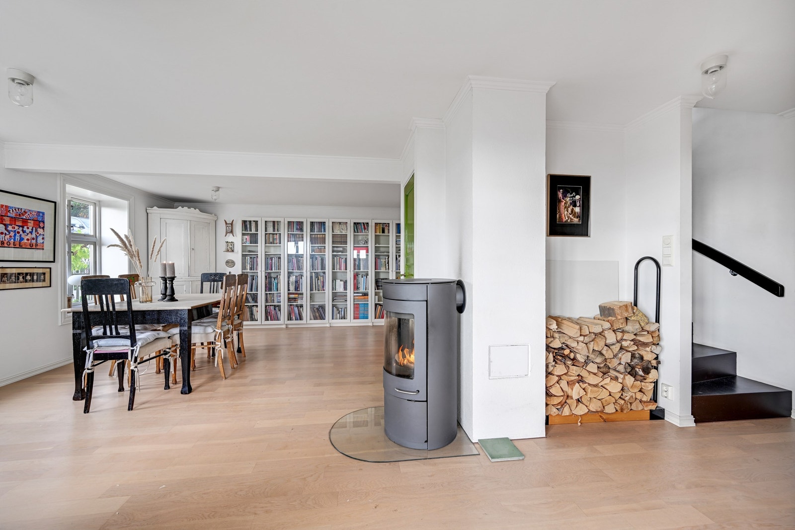 Stue og trappeoppgang til øvre plan Galleribilde