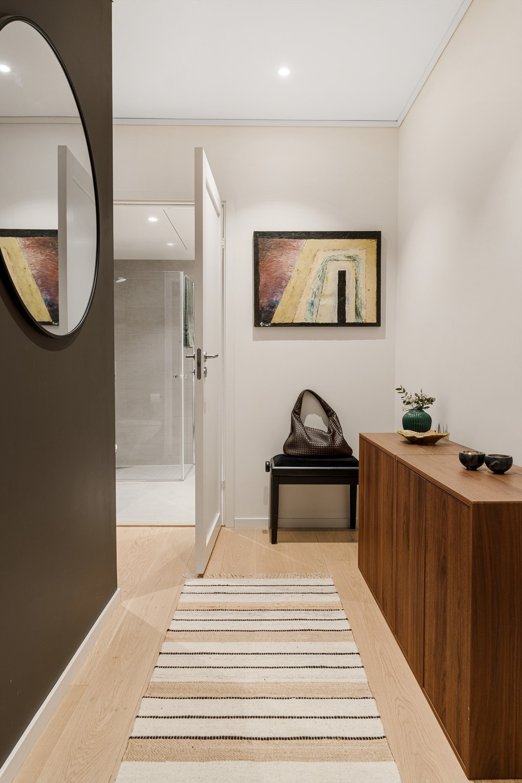 Gang/Entré er på gode 8,2m² og har rikelig med plass til oppbevaring og klesheng. Det medfølger tilsvarende skyvedørsgarderobe som på hovedsoverom Galleribilde