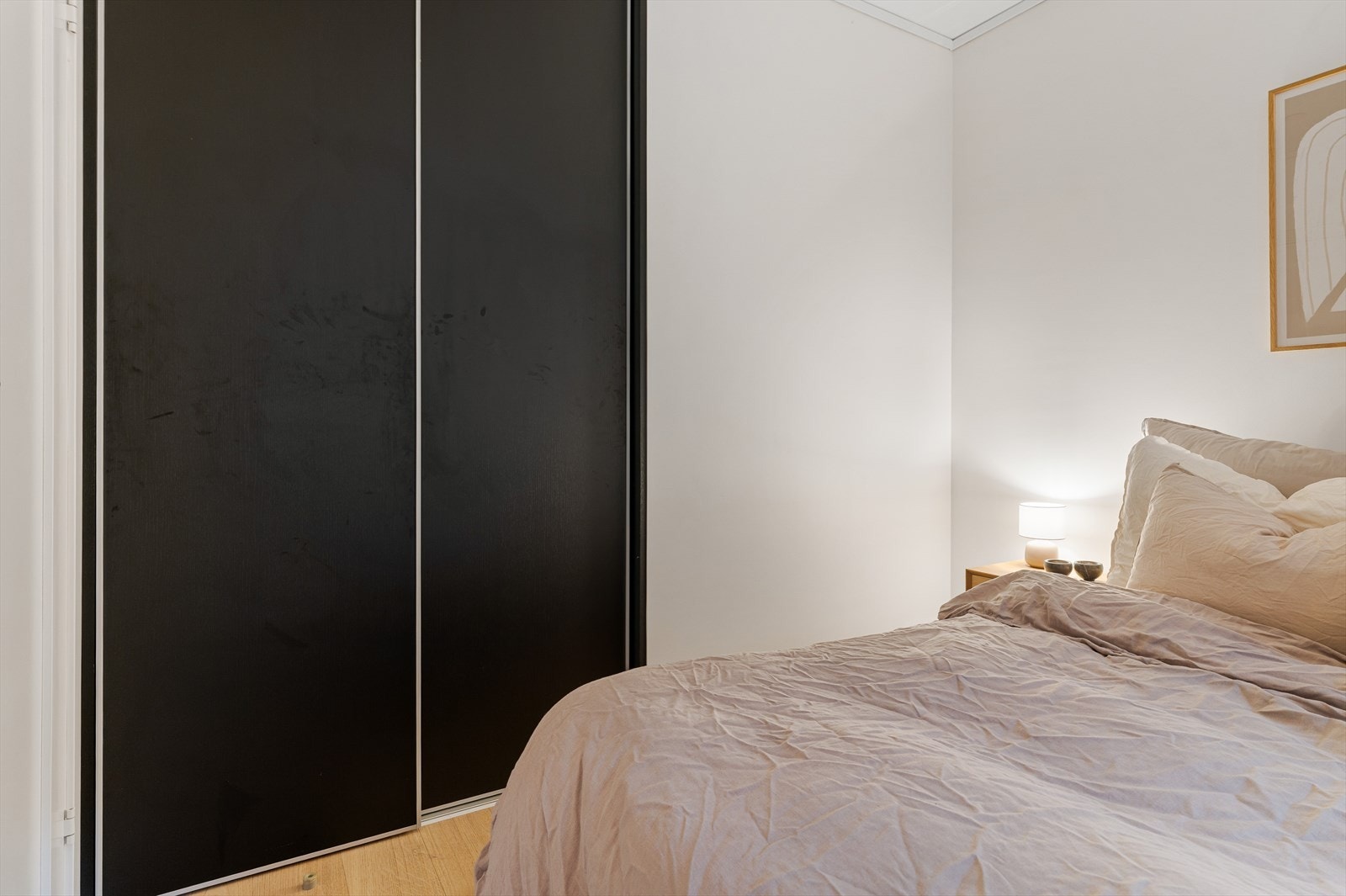 Integrert skyvedørsgarderobe i sort utførelse som fronter på kjøkken. Galleribilde