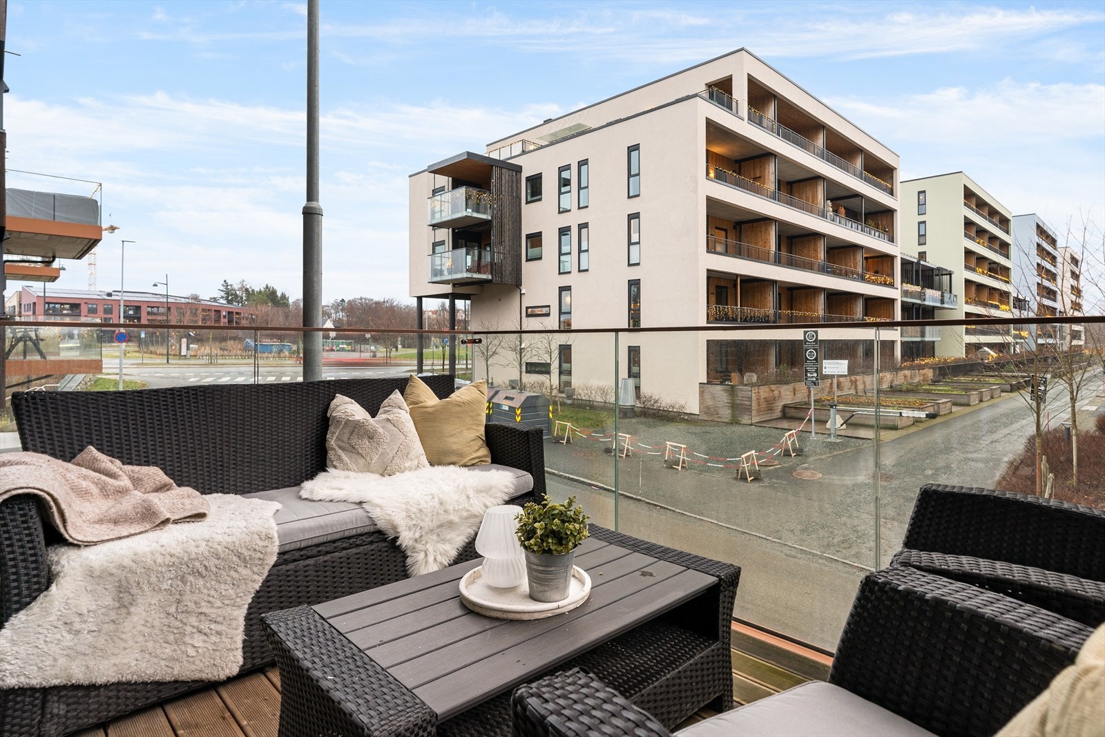 Man får totalt 11,4m² terrasseareal fordelt på to balkonger. Avbildet balkong vender mot øst og har fine solforhold fra tidlig morgen til ettermiddag. Galleribilde