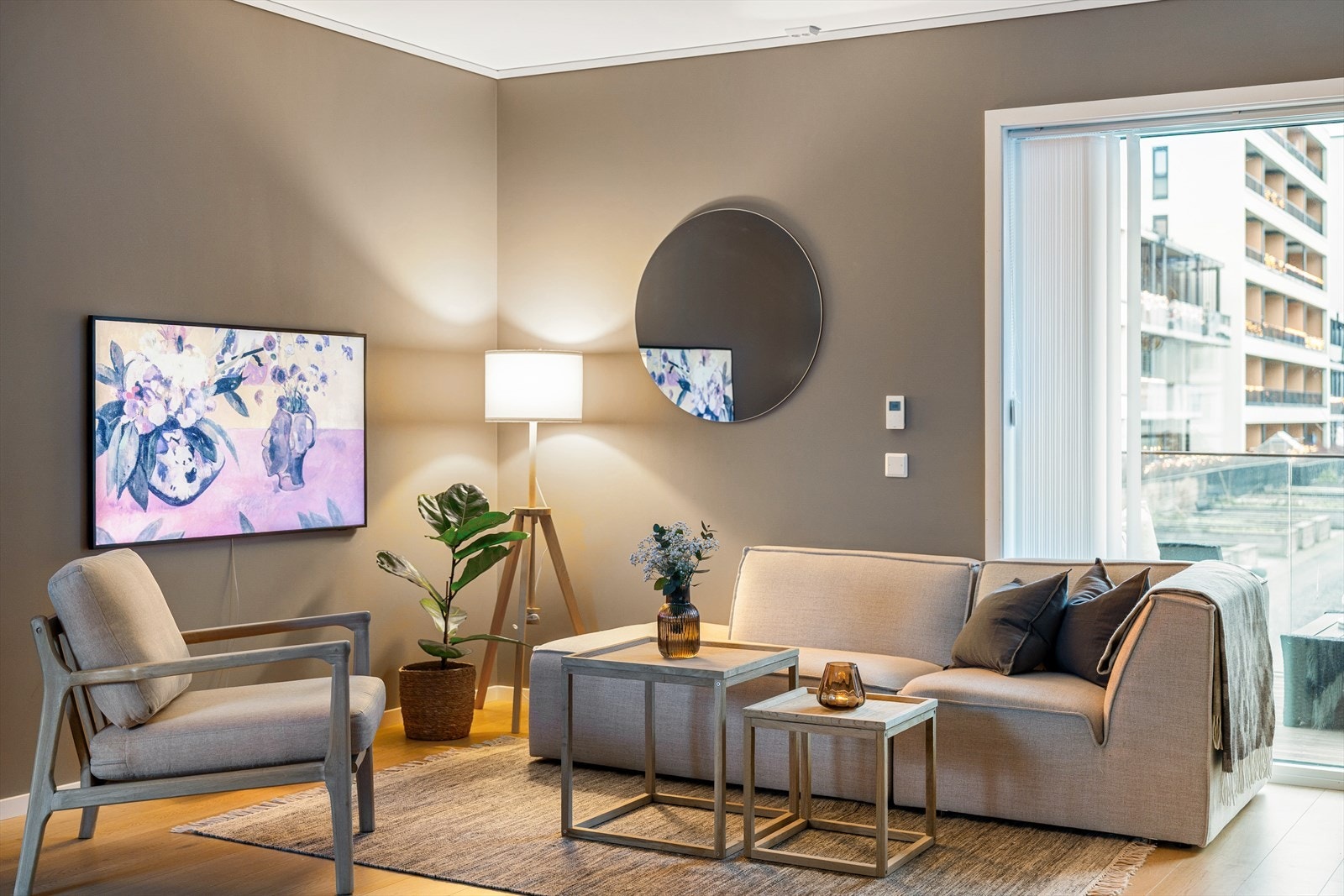 Leiligheten holder en delikat og gjennomført standard fra byggeår 2021. Her får man moderne material- og fargevalg i alle rom. Galleribilde