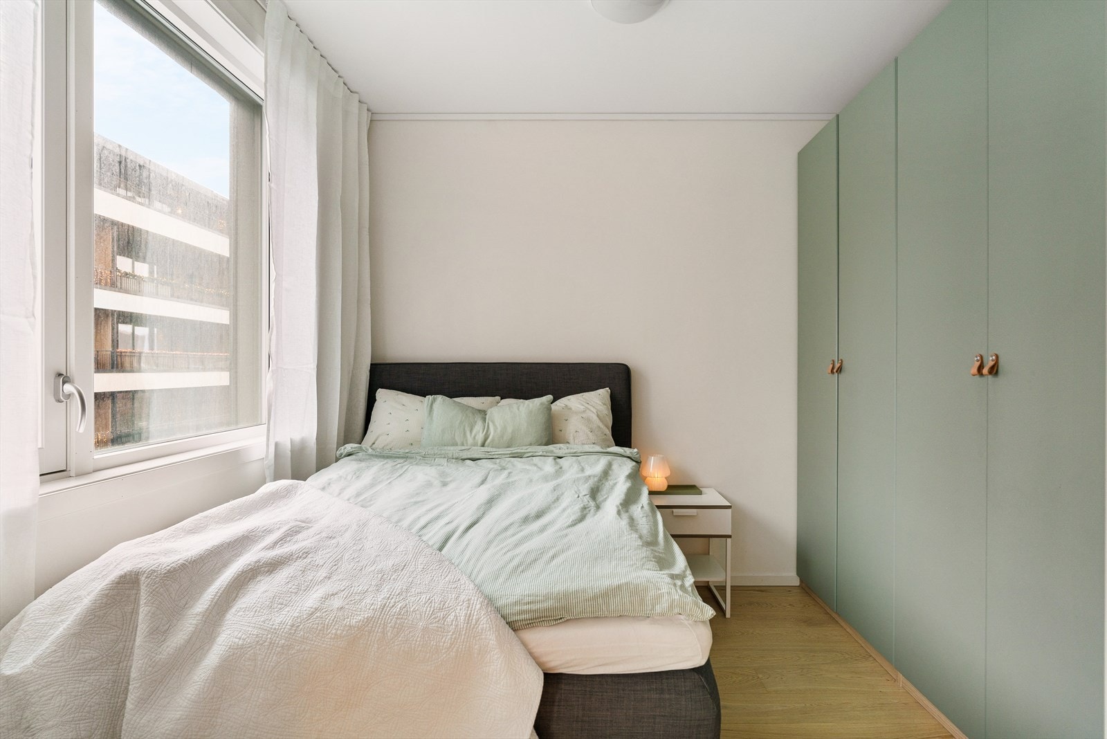 Gjestesoverom med god plass og garderobeløsning som medfølger. Galleribilde