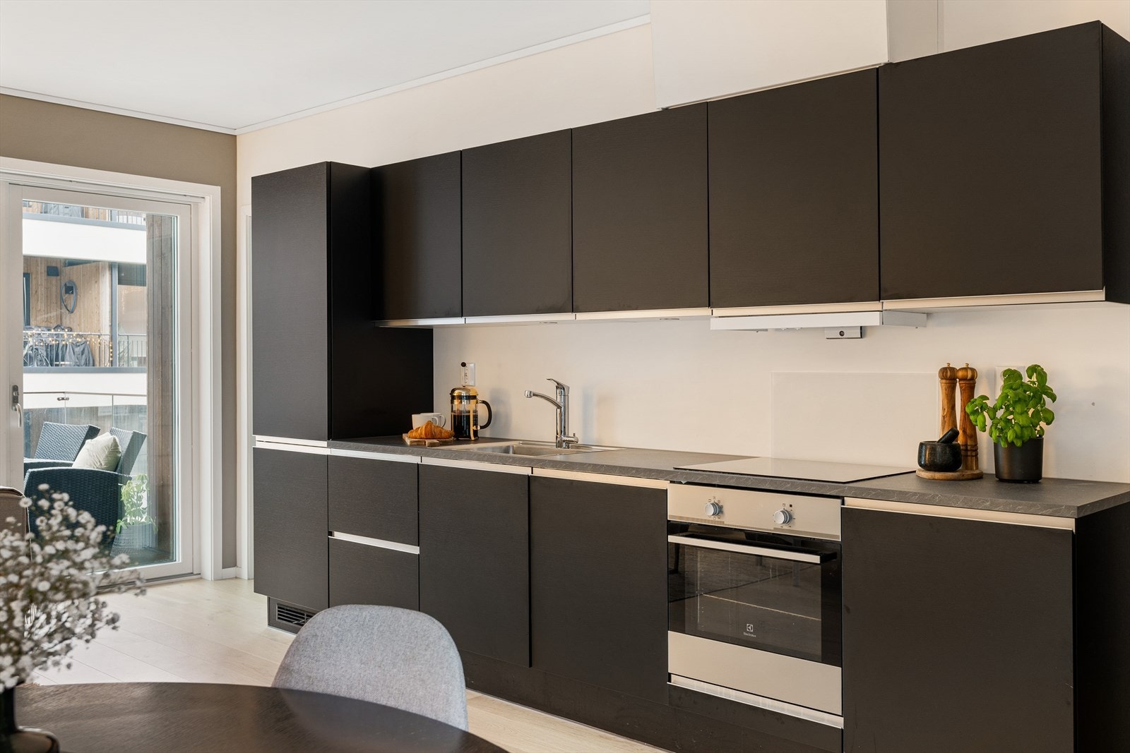 Nydelig kjøkkeninnredning fra JKE Design med heltre fronter av høy kvalitet. Galleribilde